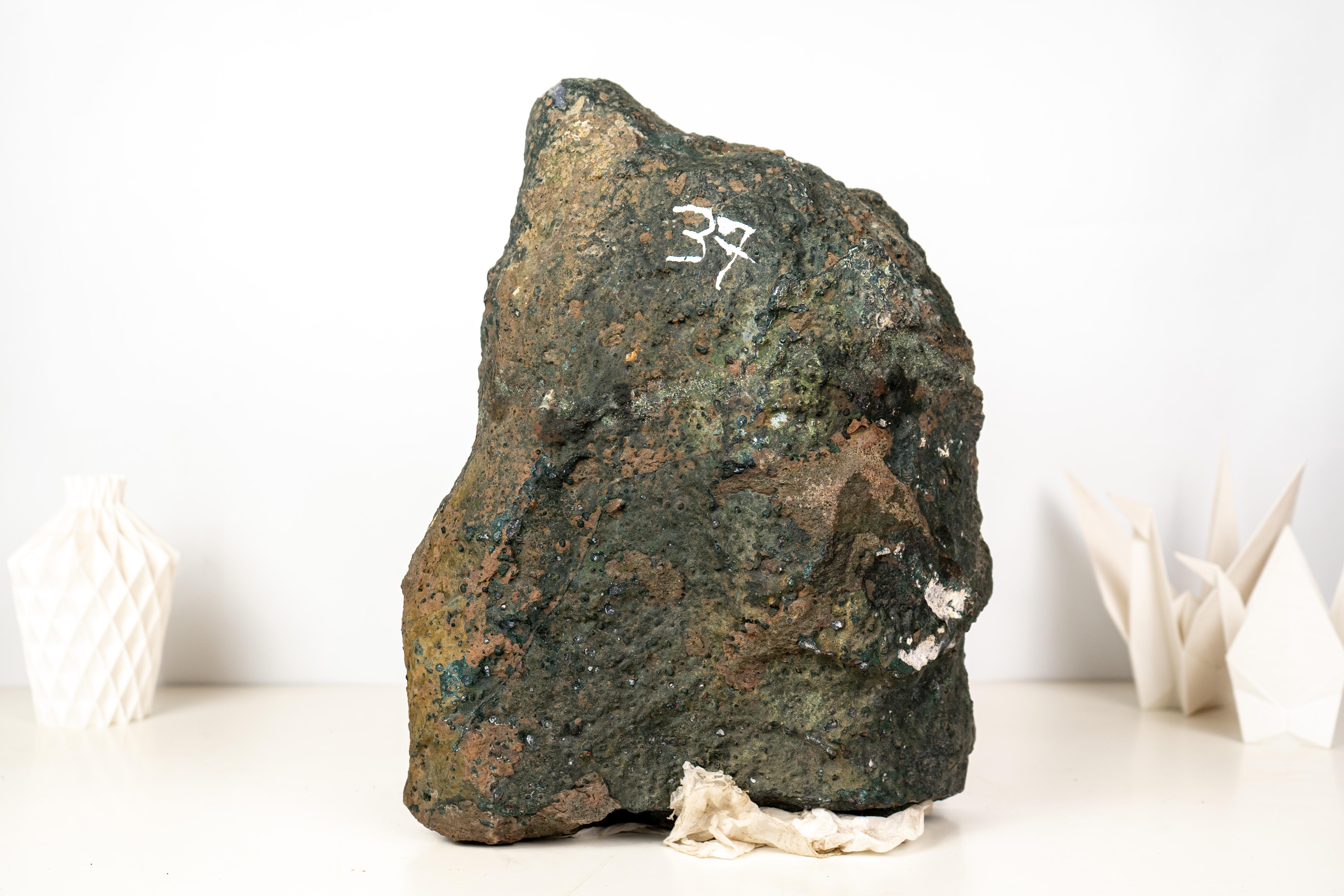 Rara agata a bande bianche e blu con geode di galassia di ametista, completamente naturale. in vendita 5