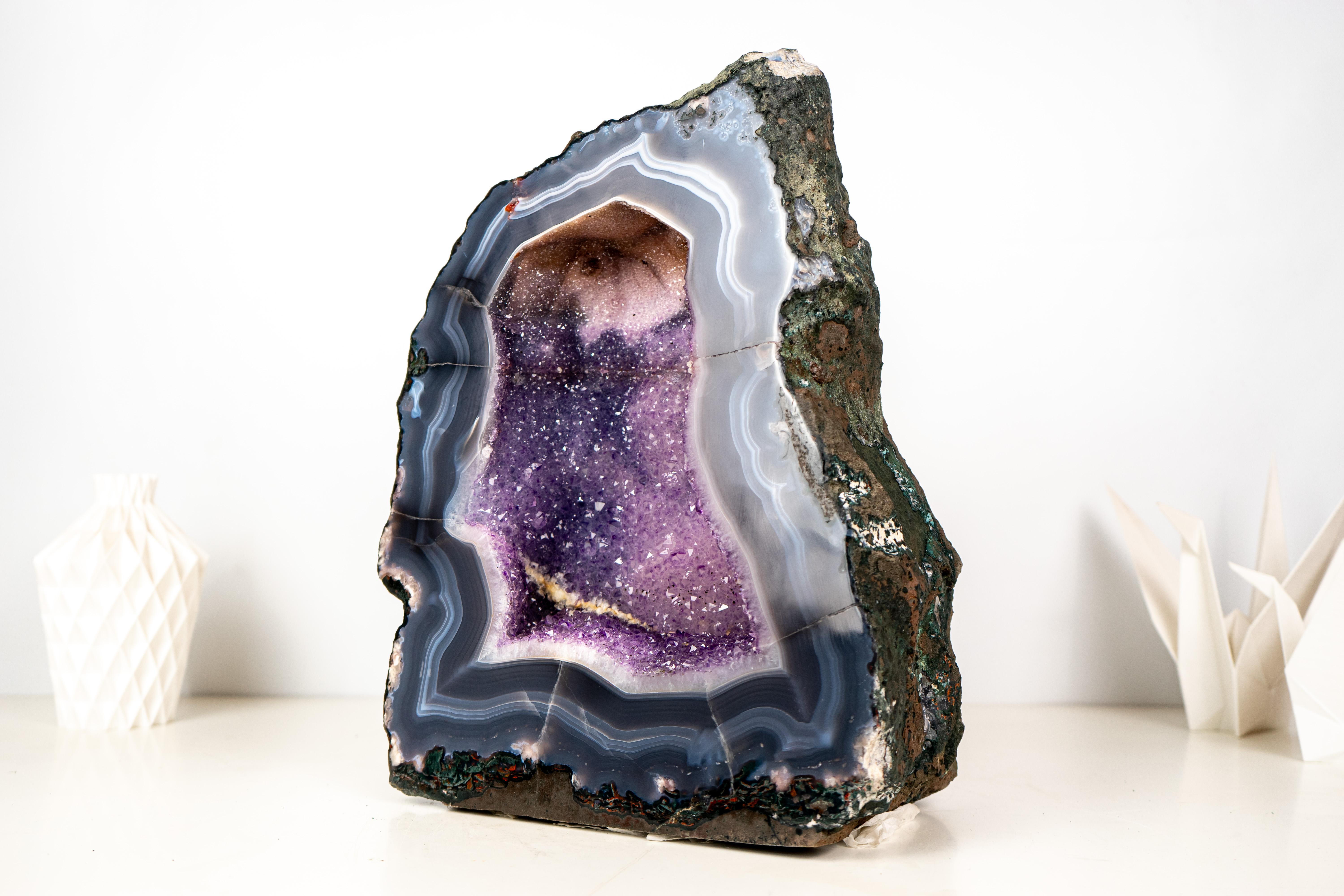 Brasiliano Rara agata a bande bianche e blu con geode di galassia di ametista, completamente naturale. in vendita
