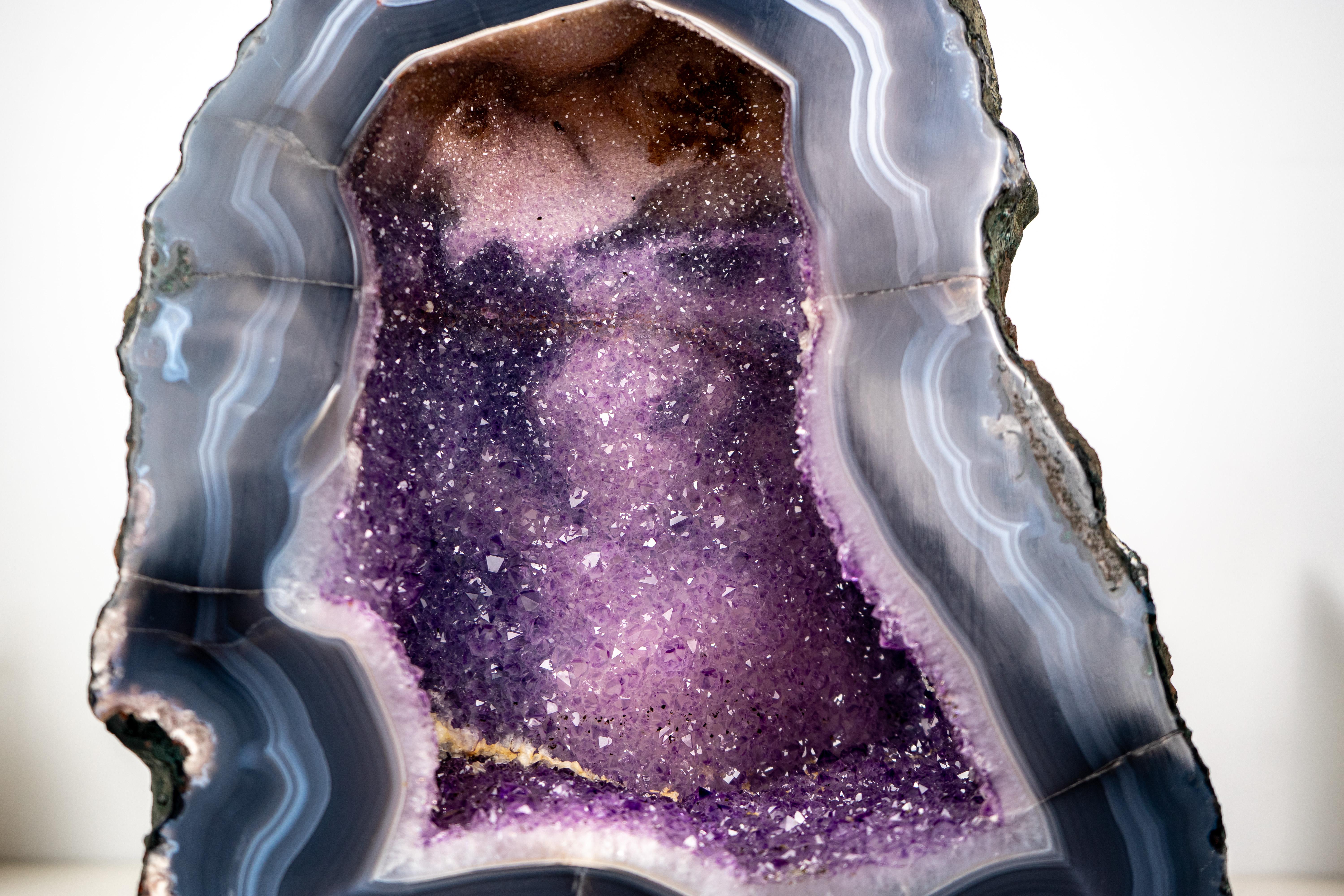 Rara agata a bande bianche e blu con geode di galassia di ametista, completamente naturale. In condizioni Nuovo in vendita a Ametista Do Sul, BR