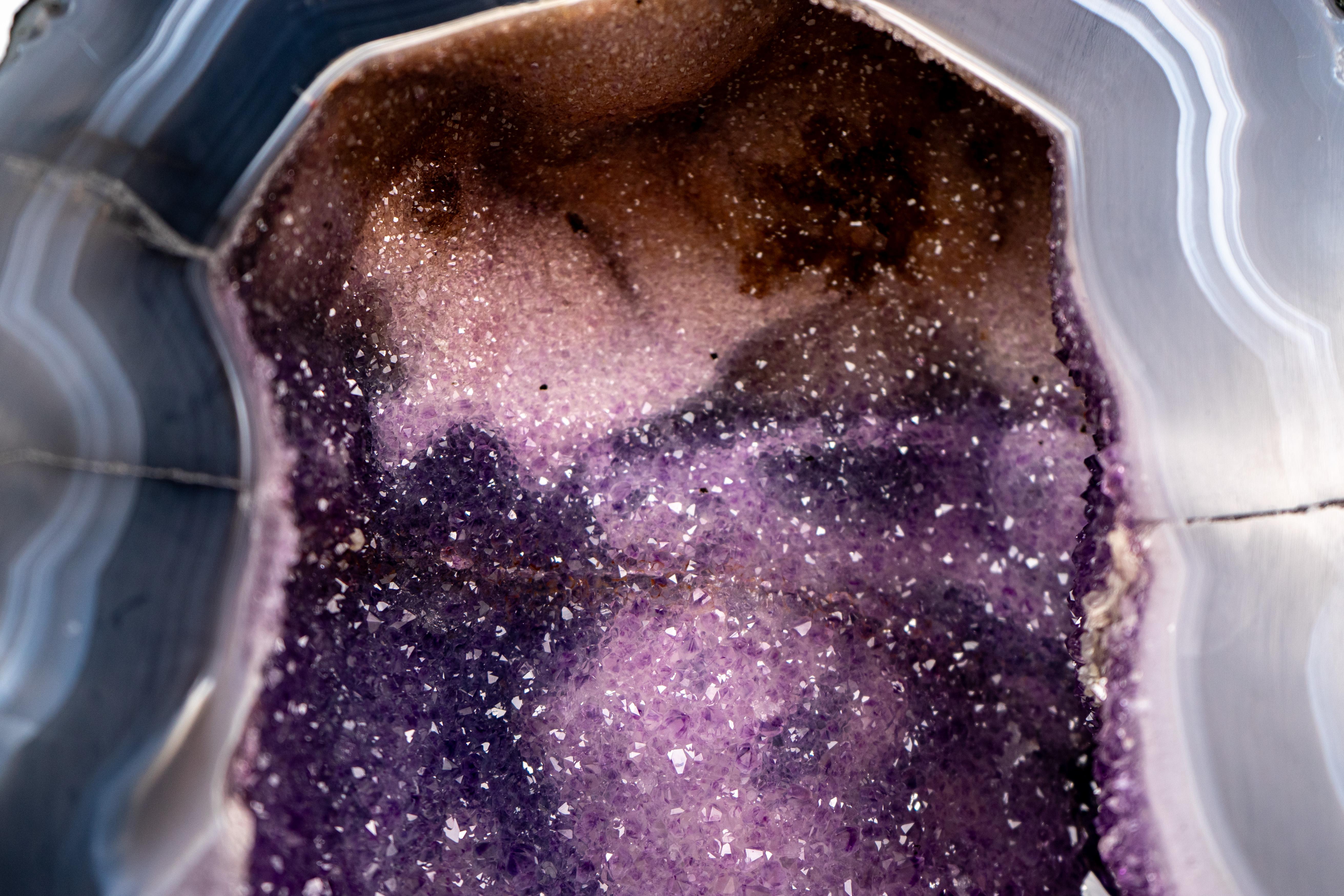 XXI secolo e contemporaneo Rara agata a bande bianche e blu con geode di galassia di ametista, completamente naturale. in vendita