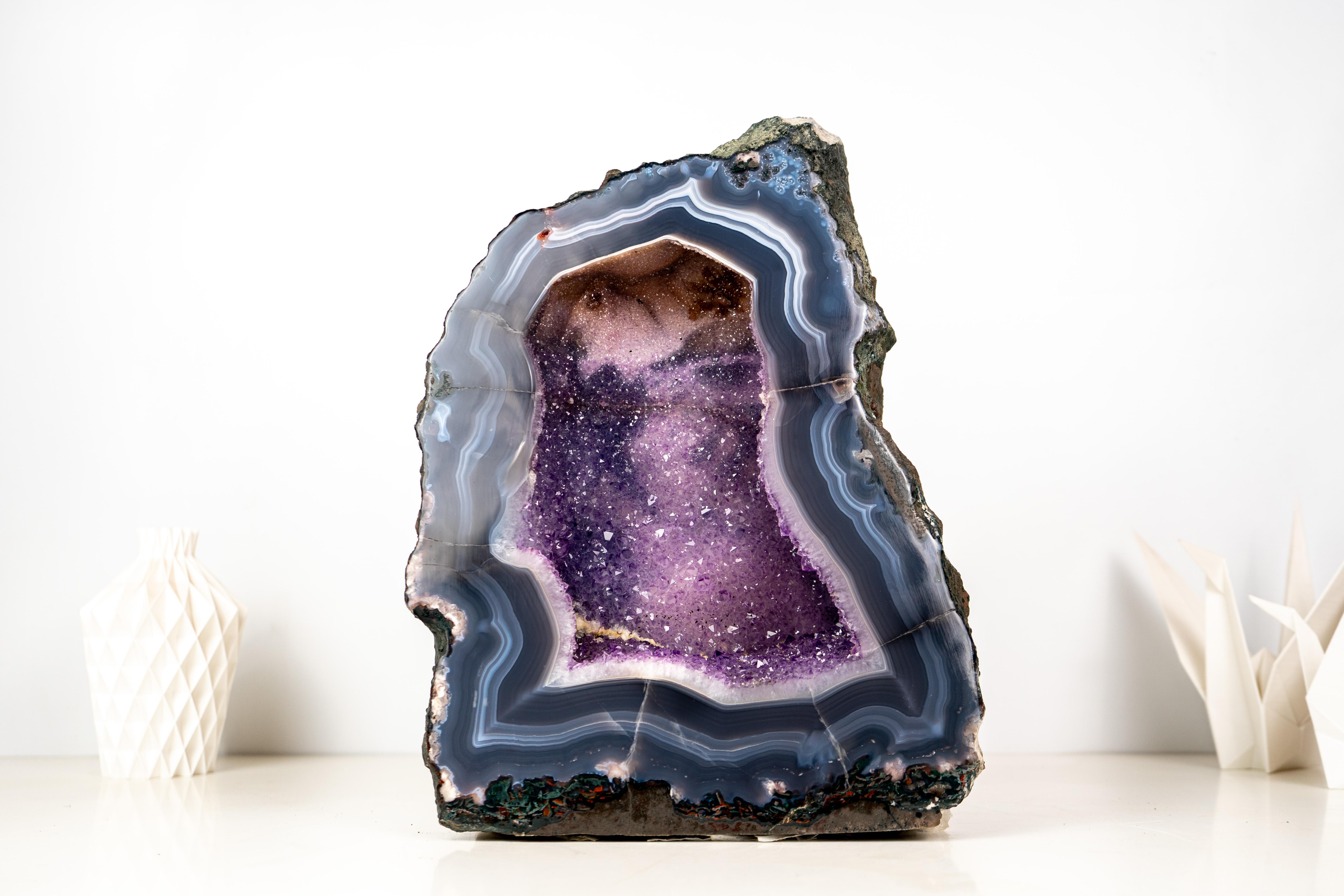 Rara agata a bande bianche e blu con geode di galassia di ametista, completamente naturale. in vendita 1