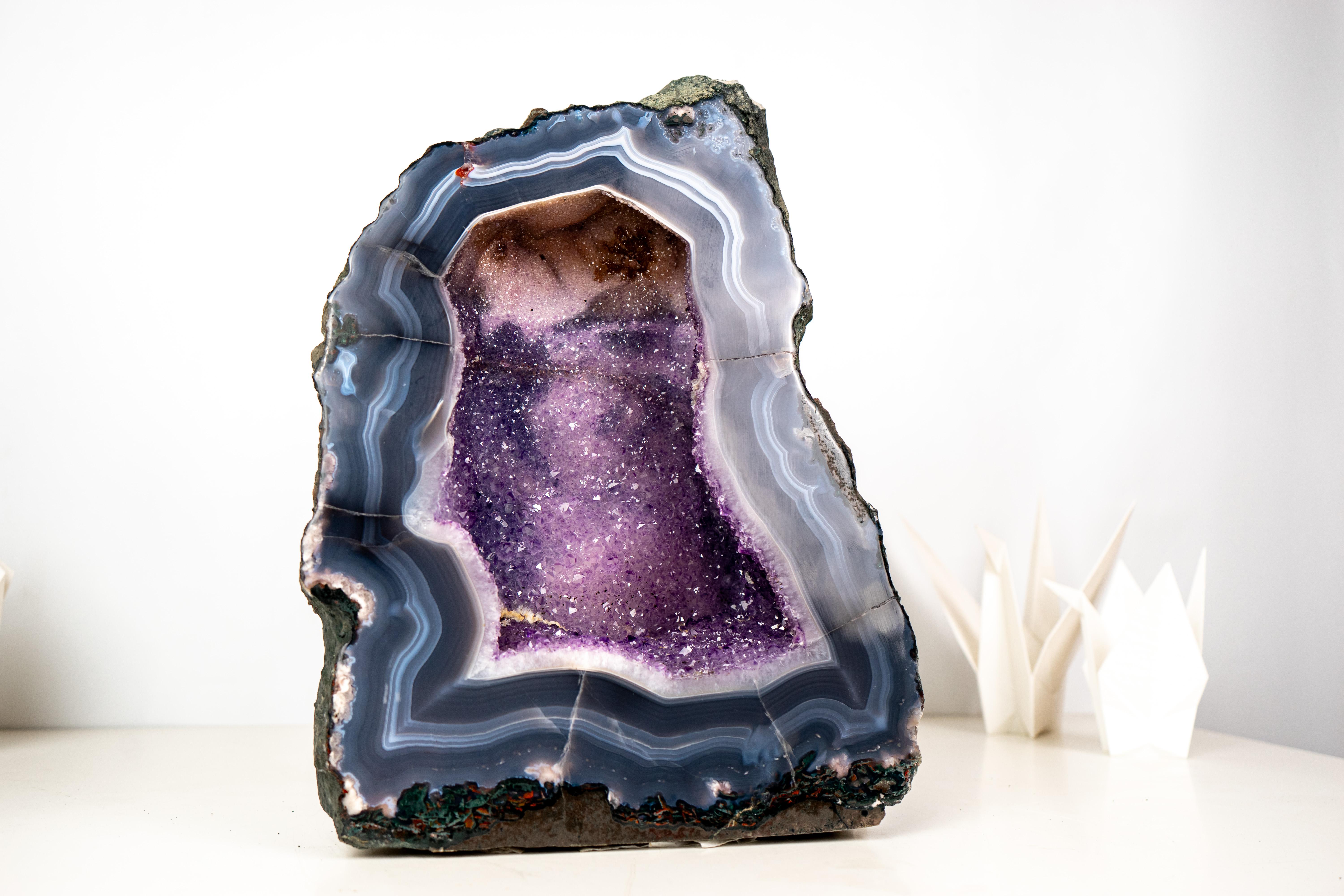 Rara agata a bande bianche e blu con geode di galassia di ametista, completamente naturale. in vendita 3