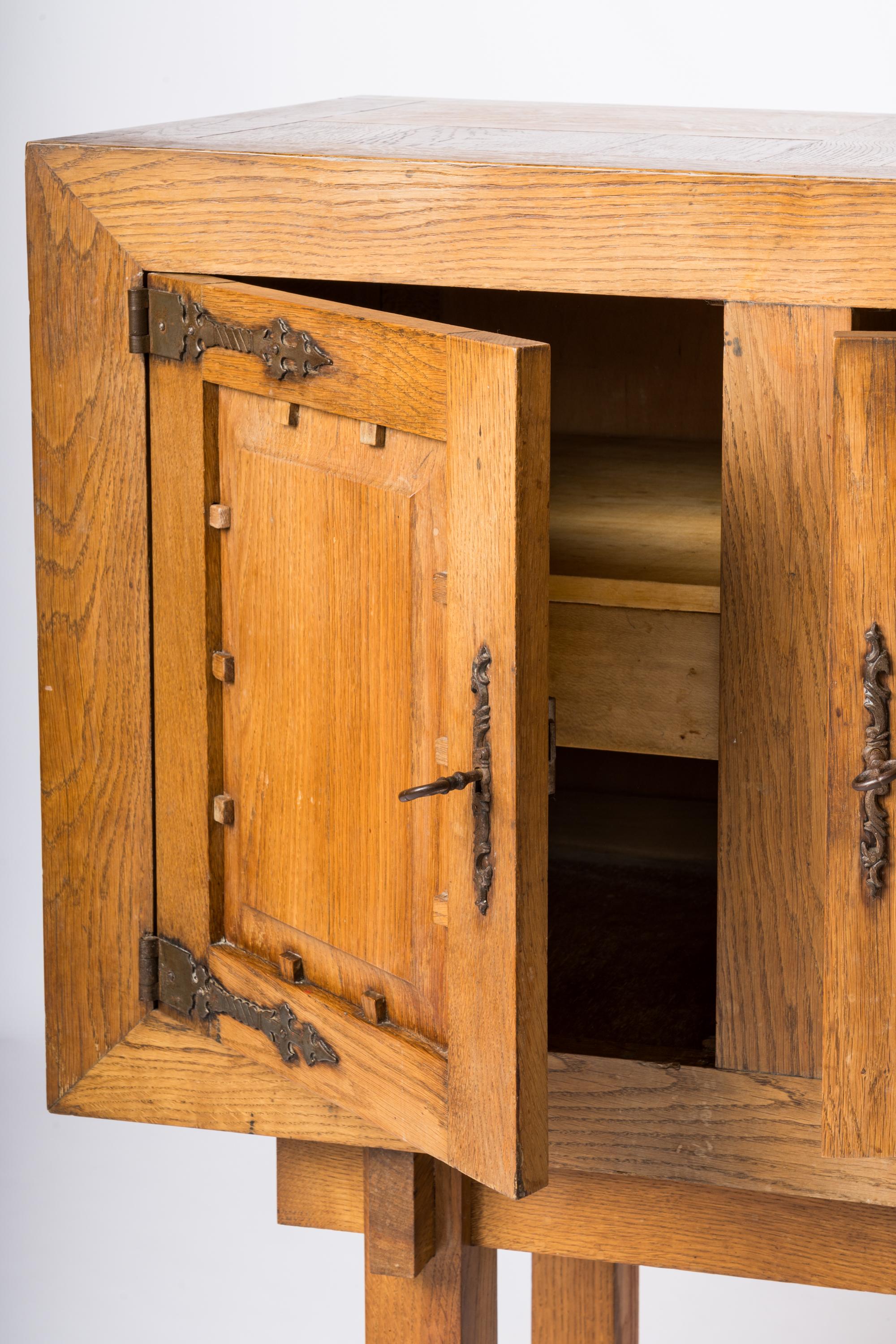 Brutalistischer Hochschrank ganz aus Eiche im Stil von Marolles - Frankreich 1950er Jahre im Angebot 3