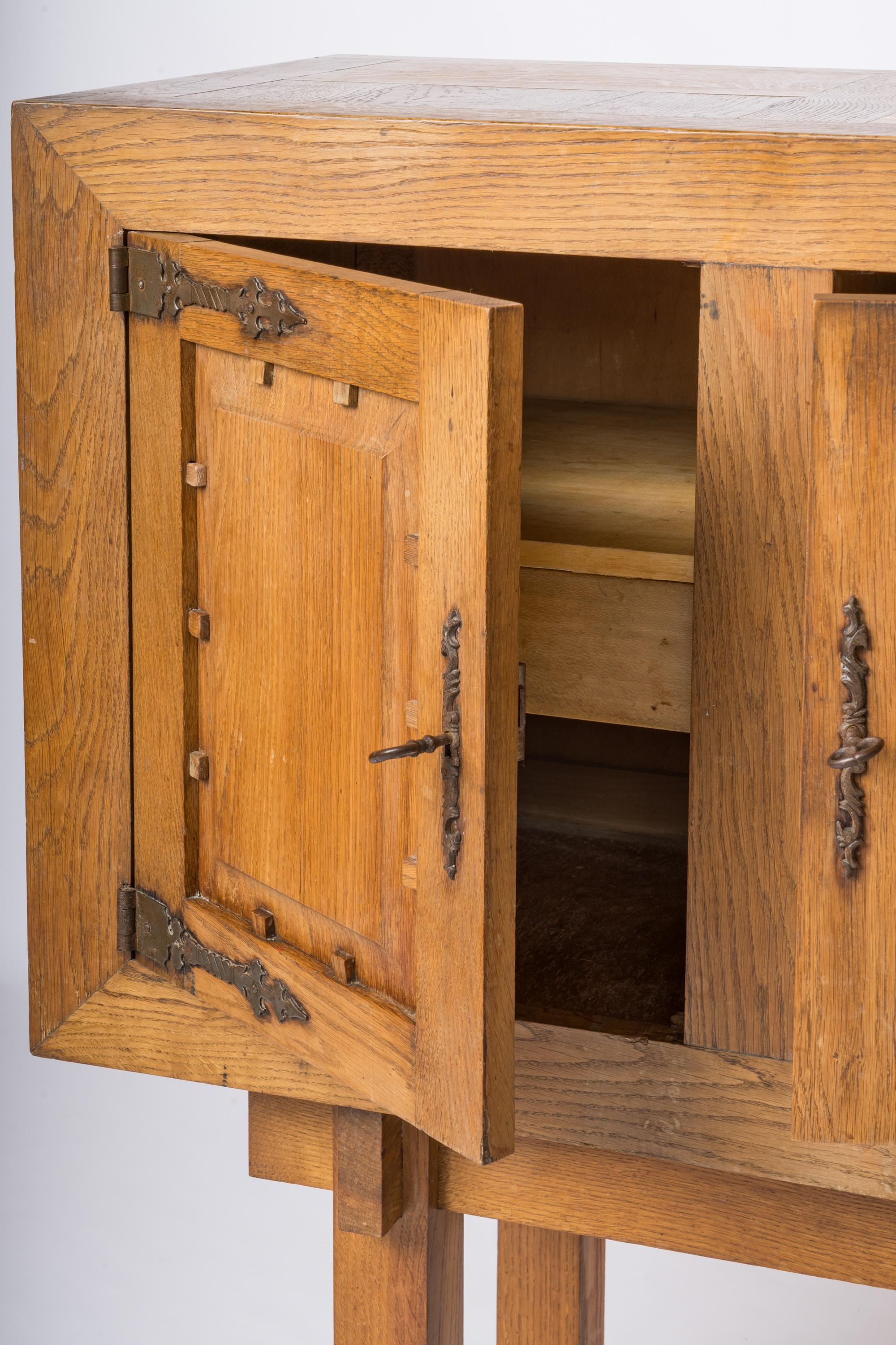 Brutalistischer Hochschrank ganz aus Eiche im Stil von Marolles - Frankreich 1950er Jahre im Angebot 4