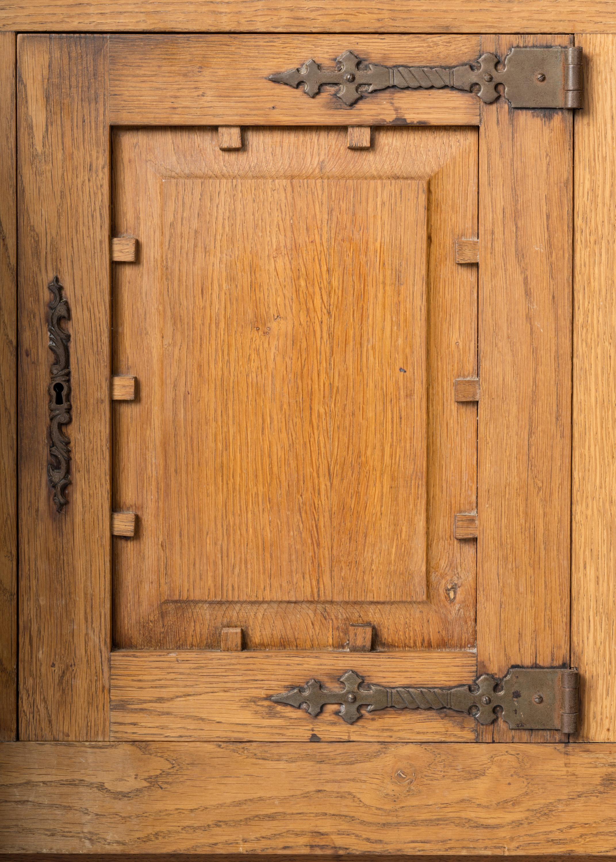 Brutalistischer Hochschrank ganz aus Eiche im Stil von Marolles - Frankreich 1950er Jahre im Angebot 5