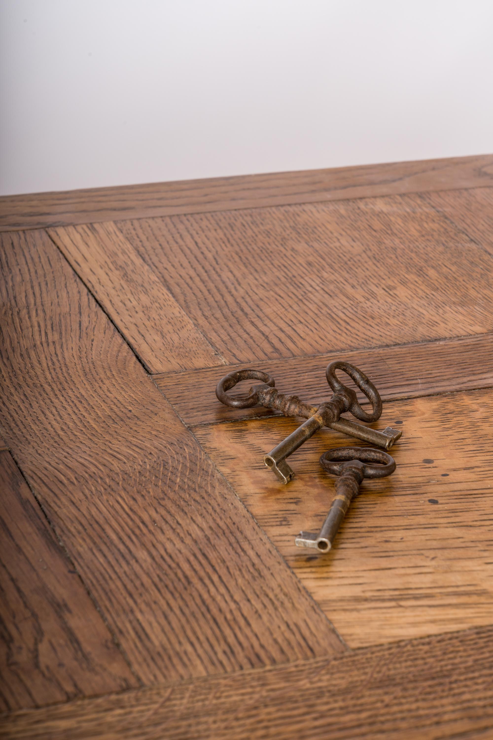 Brutalistischer Hochschrank ganz aus Eiche im Stil von Marolles - Frankreich 1950er Jahre im Angebot 6