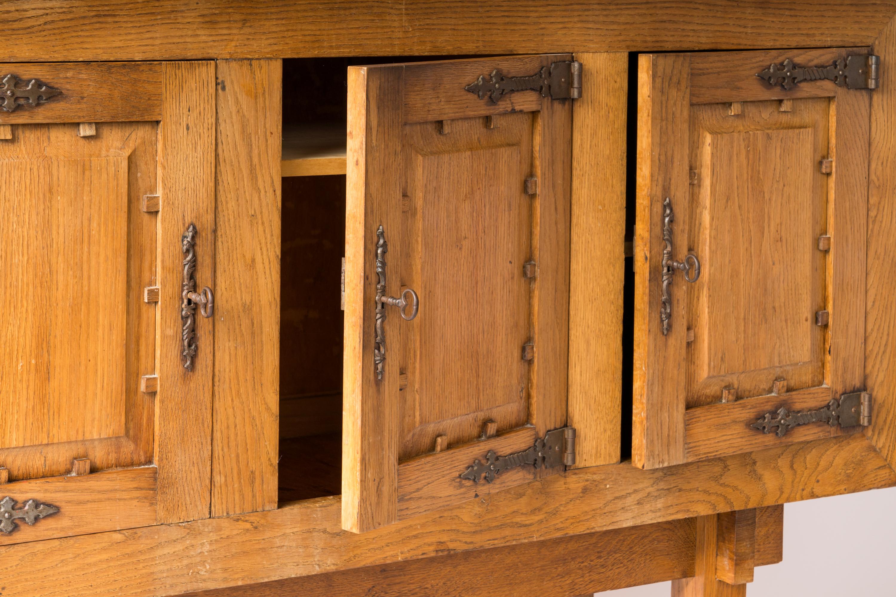 Brutalistischer Hochschrank ganz aus Eiche im Stil von Marolles - Frankreich 1950er Jahre im Angebot 8