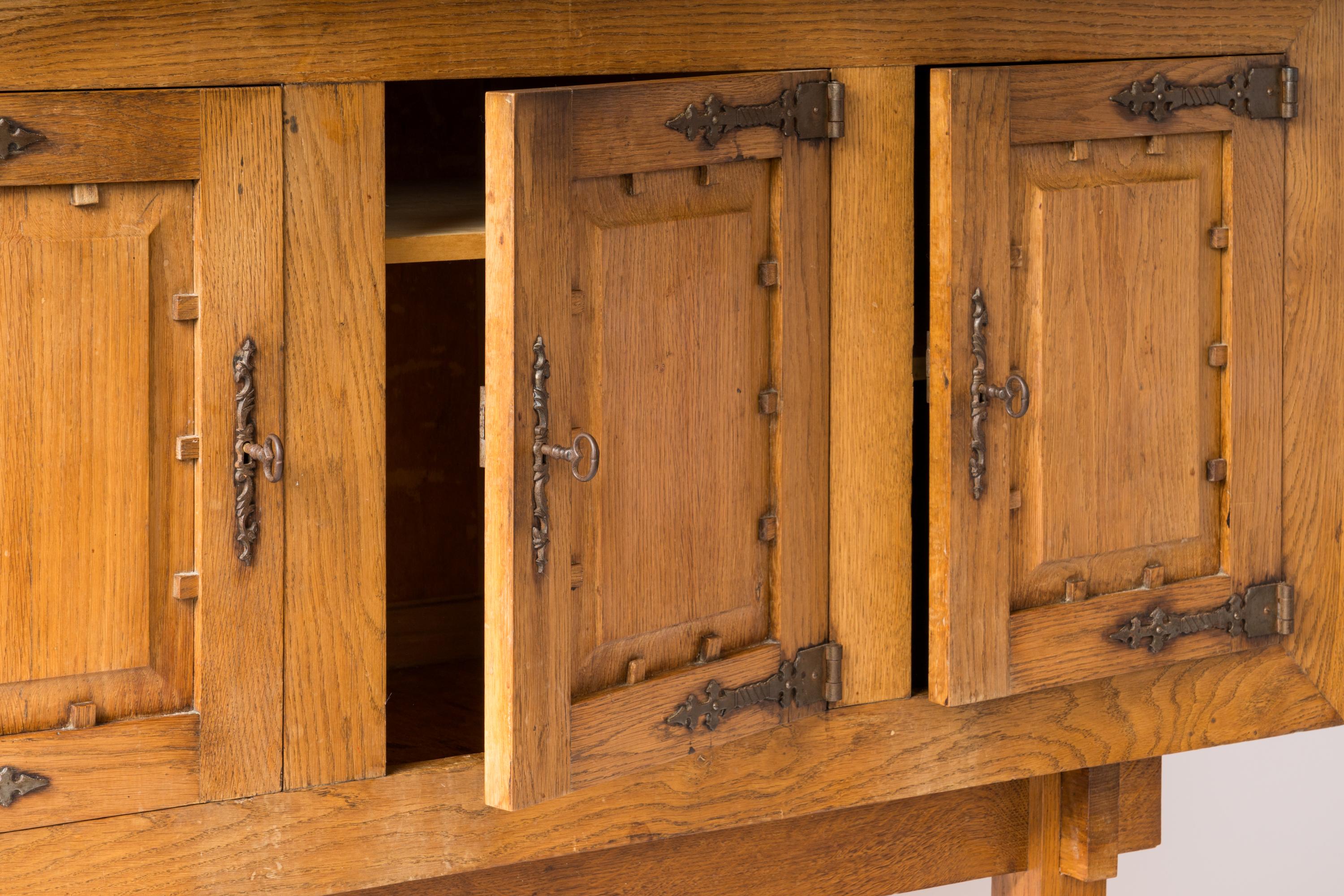 Brutalistischer Hochschrank ganz aus Eiche im Stil von Marolles - Frankreich 1950er Jahre im Angebot 9