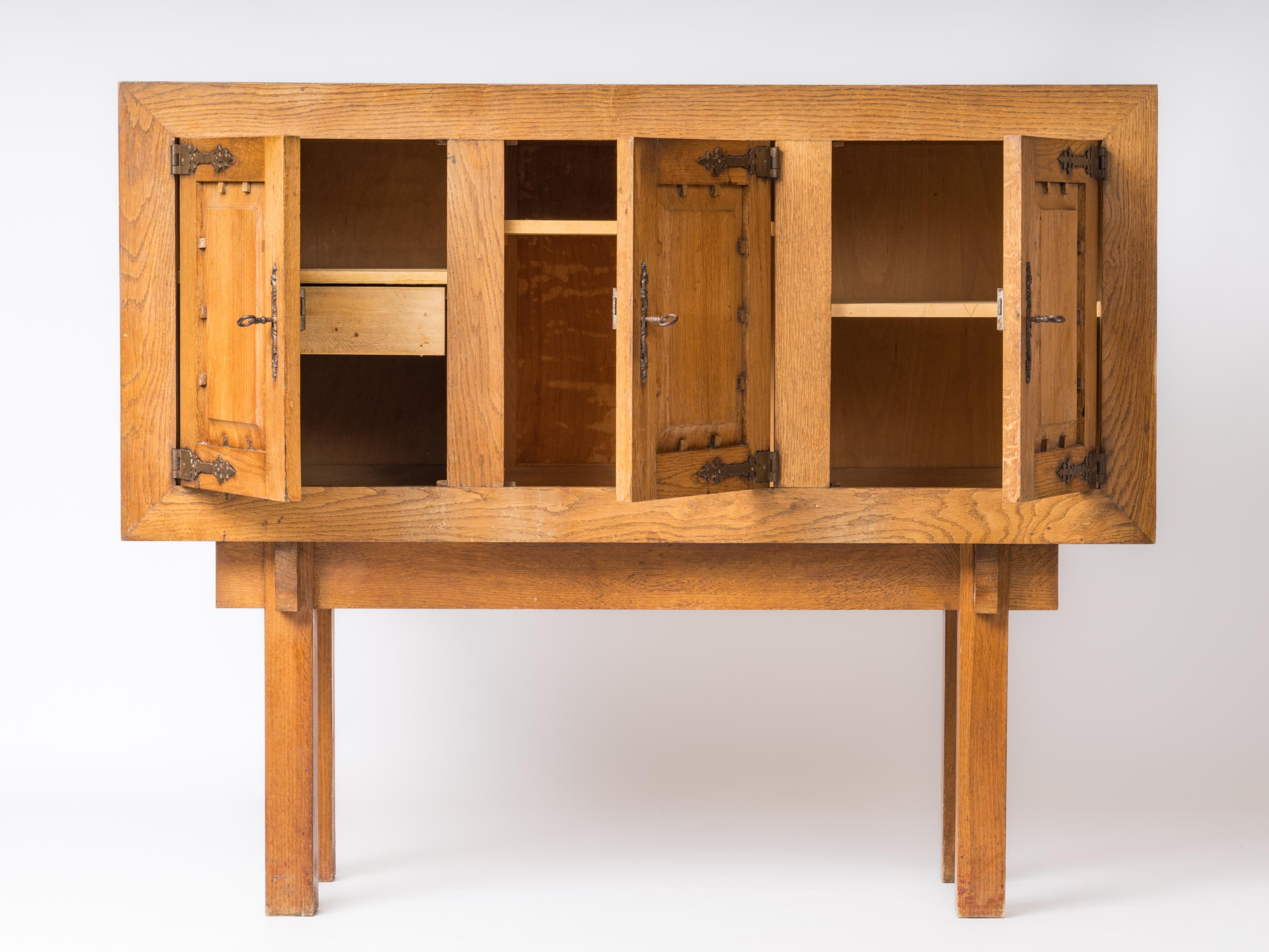 Brutalistischer Hochschrank ganz aus Eiche im Stil von Marolles - Frankreich 1950er Jahre (Brutalismus) im Angebot