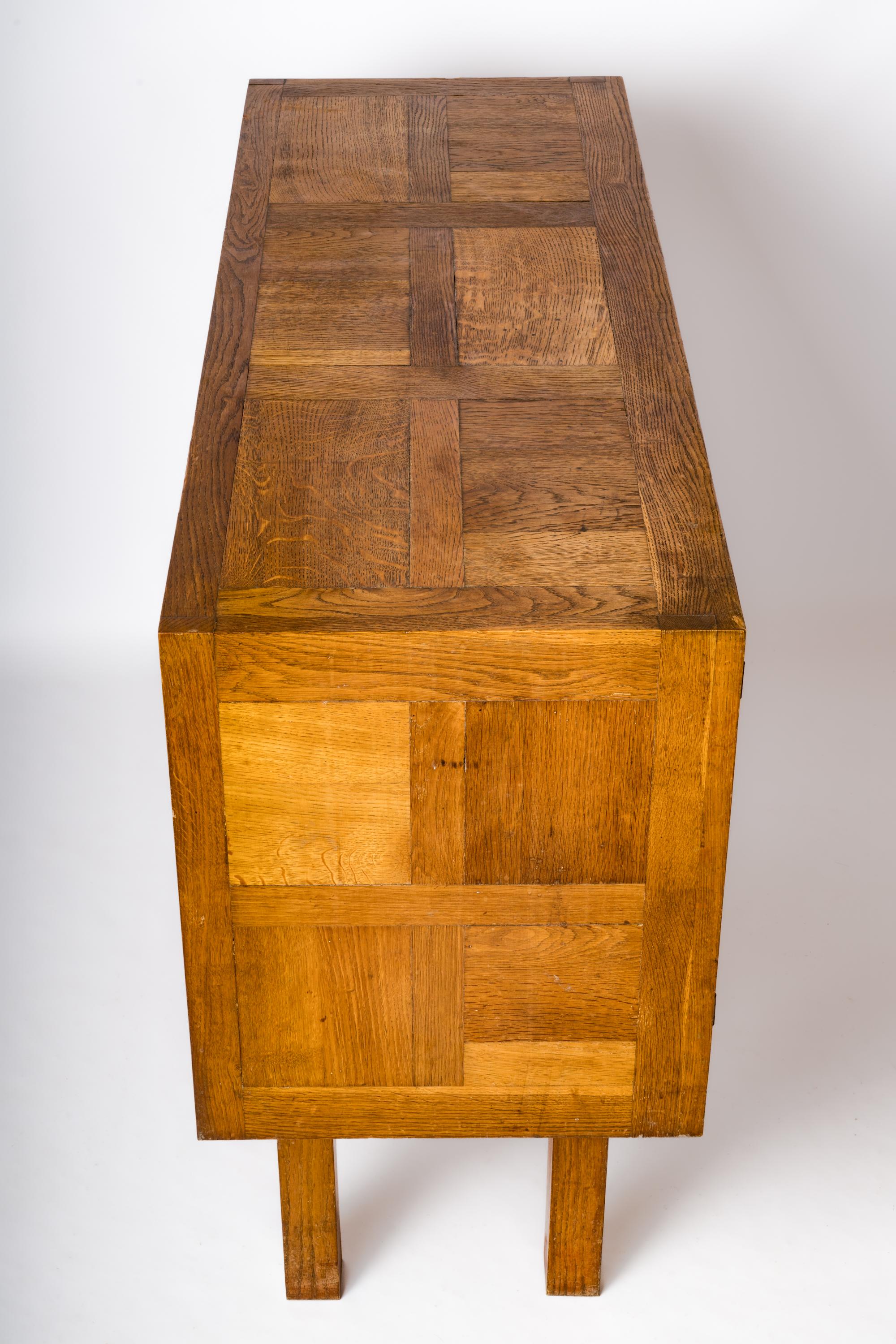 Brutalistischer Hochschrank ganz aus Eiche im Stil von Marolles - Frankreich 1950er Jahre (Französisch) im Angebot