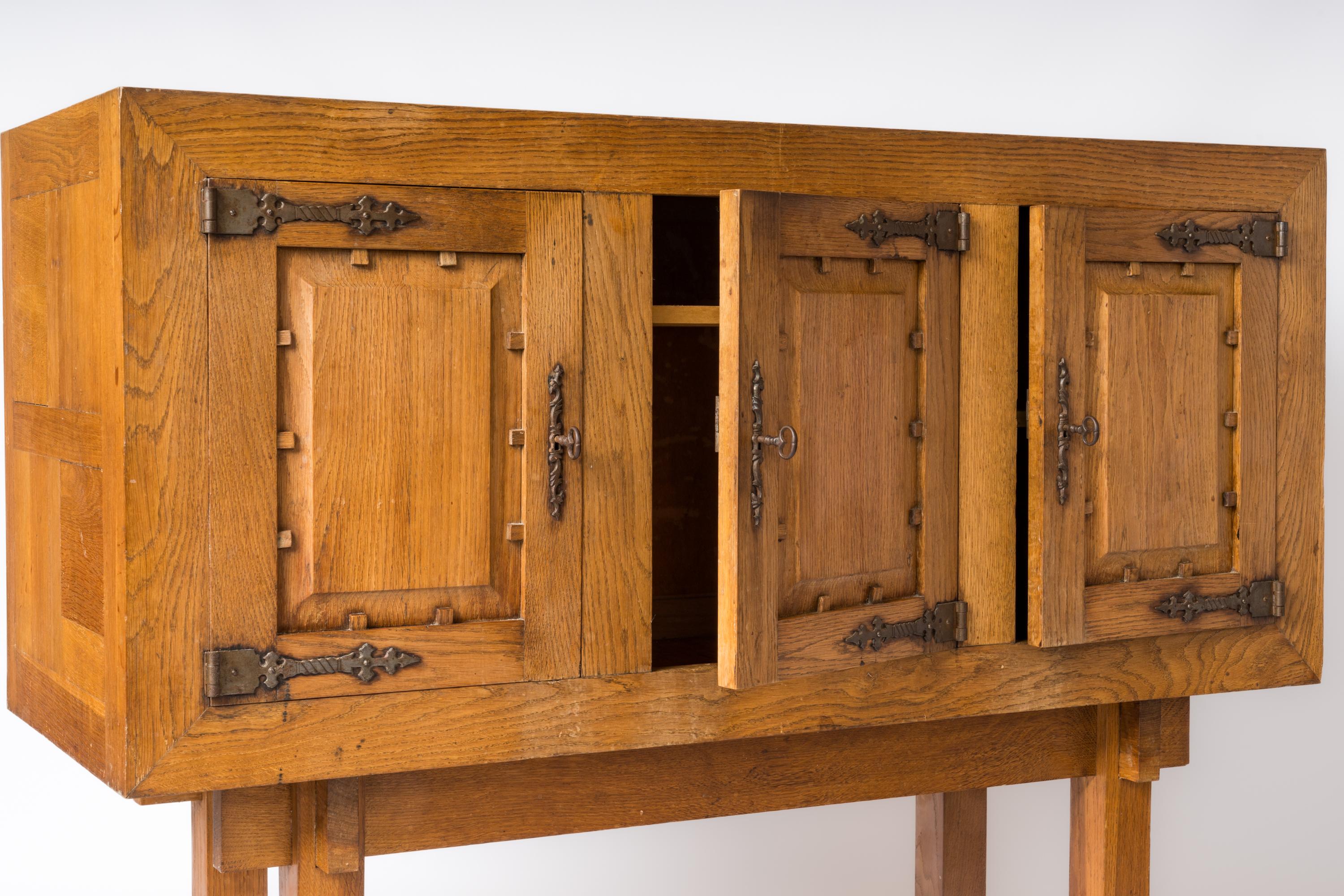 Brutalistischer Hochschrank ganz aus Eiche im Stil von Marolles - Frankreich 1950er Jahre im Zustand „Relativ gut“ im Angebot in New York, NY