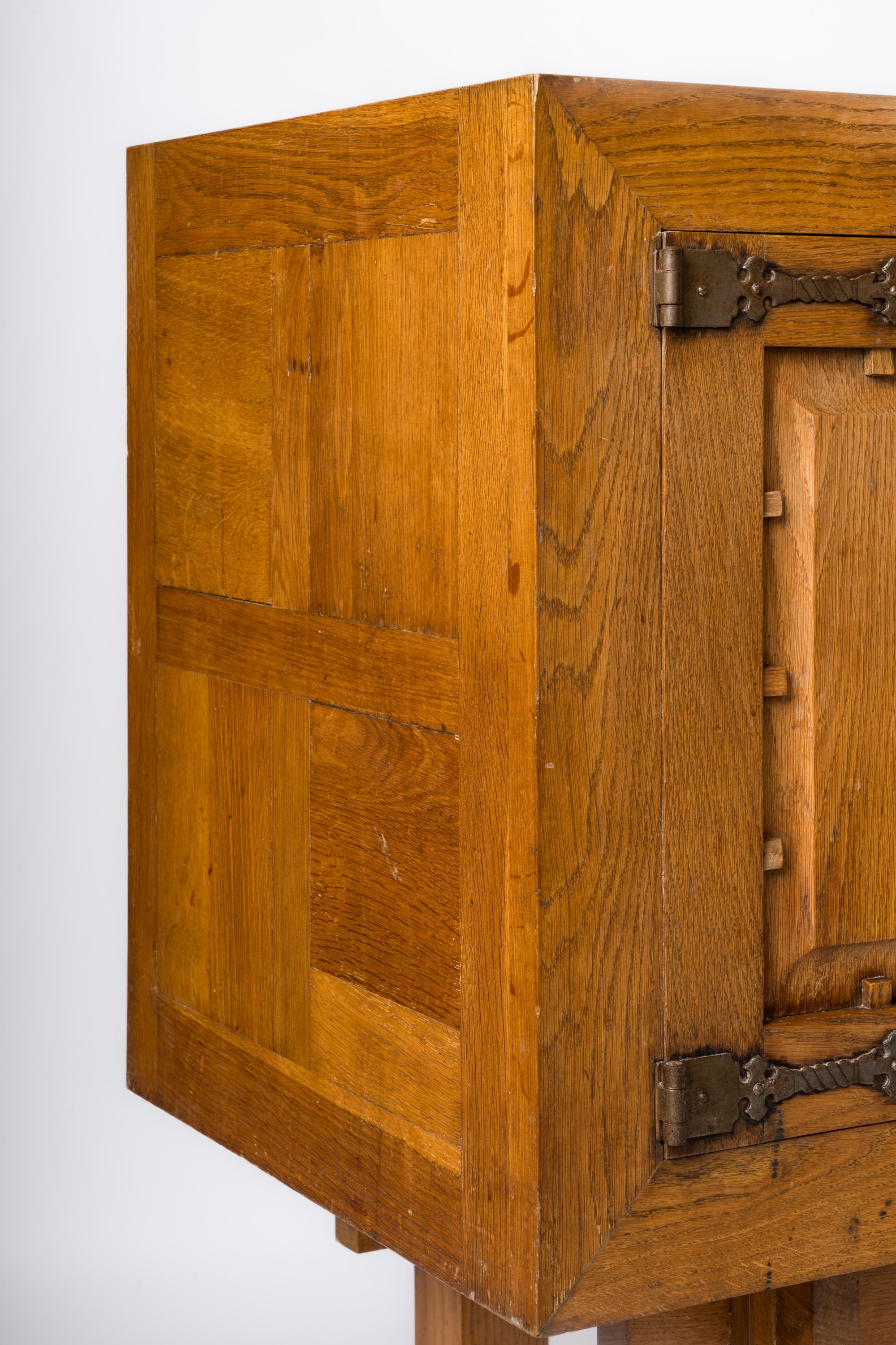 Brutalistischer Hochschrank ganz aus Eiche im Stil von Marolles - Frankreich 1950er Jahre (Mitte des 20. Jahrhunderts) im Angebot