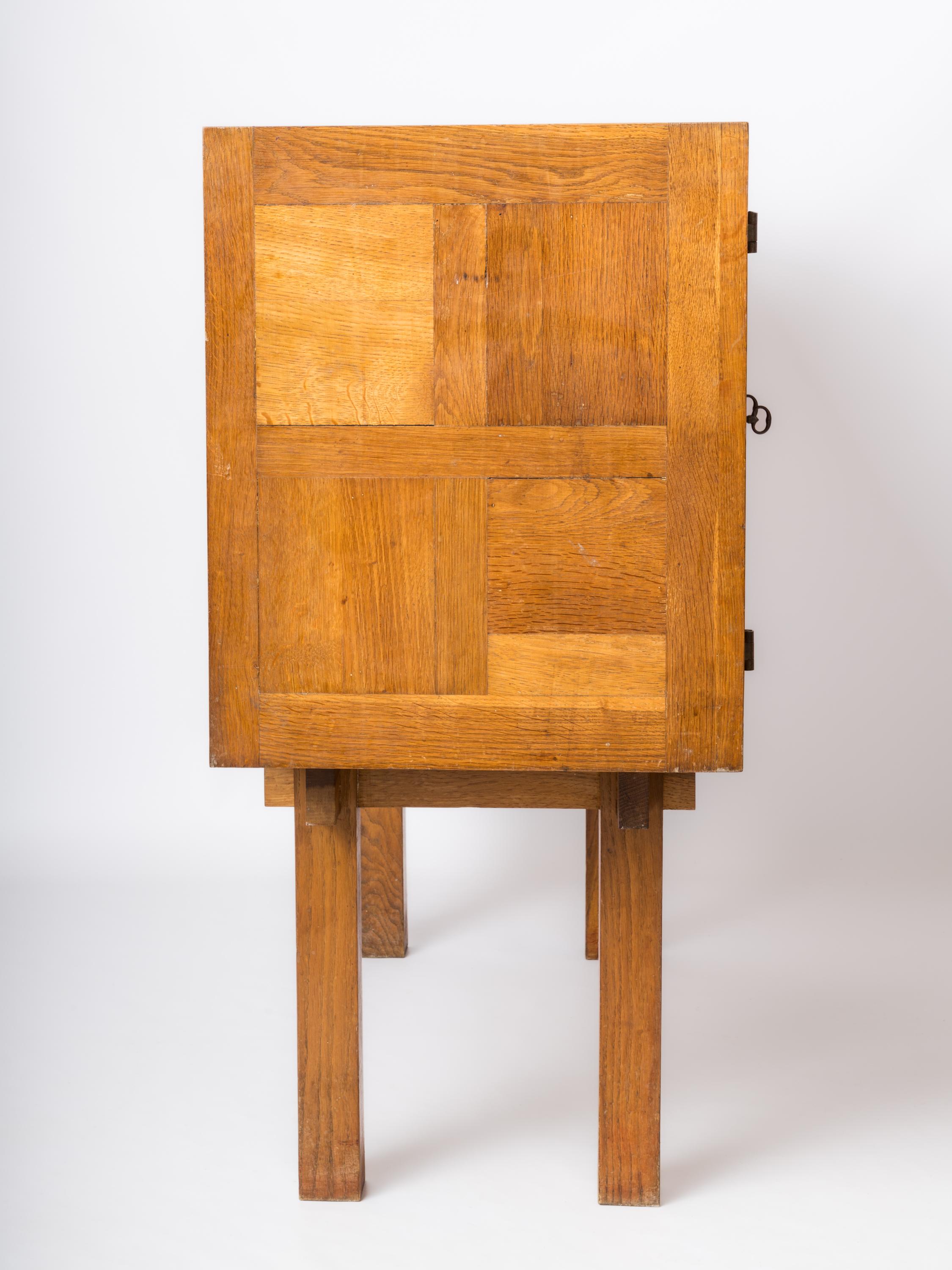 Brutalistischer Hochschrank ganz aus Eiche im Stil von Marolles - Frankreich 1950er Jahre im Angebot 2