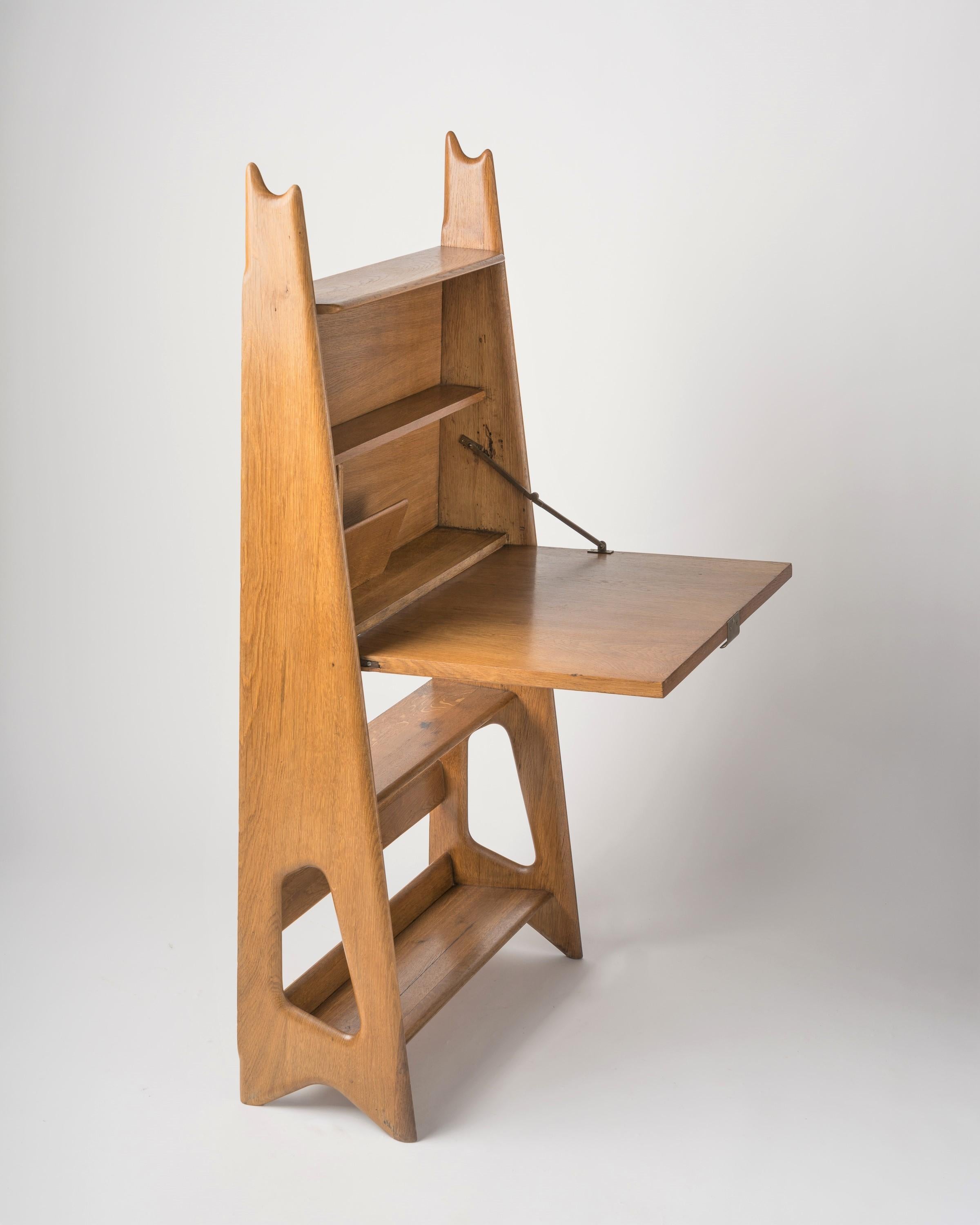 Schreibtisch „Secrtaire“ aus Eichenholz von Pierre Cruge, Frankreich 1950er Jahre (Französisch) im Angebot