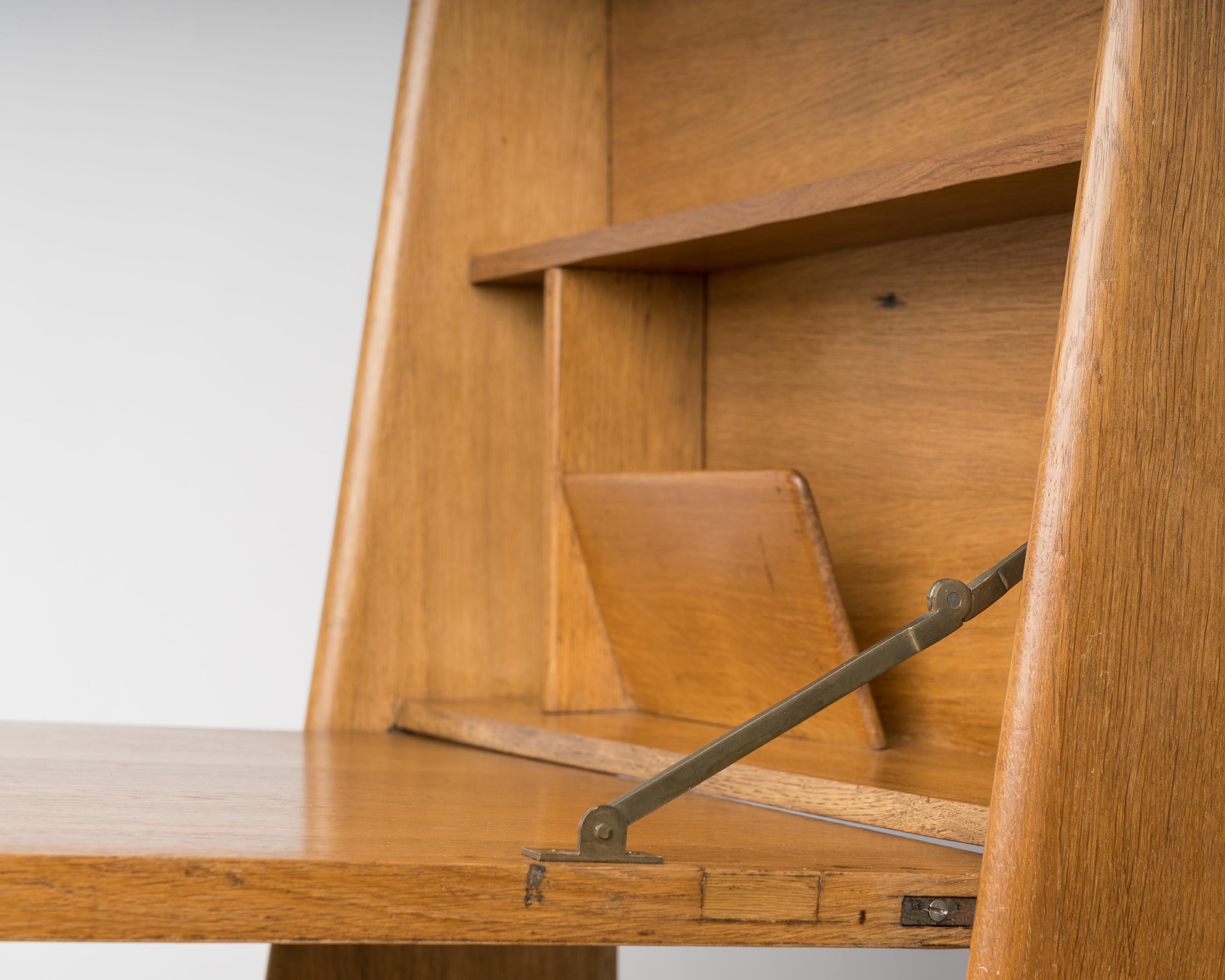 Schreibtisch „Secrtaire“ aus Eichenholz von Pierre Cruge, Frankreich 1950er Jahre im Angebot 3