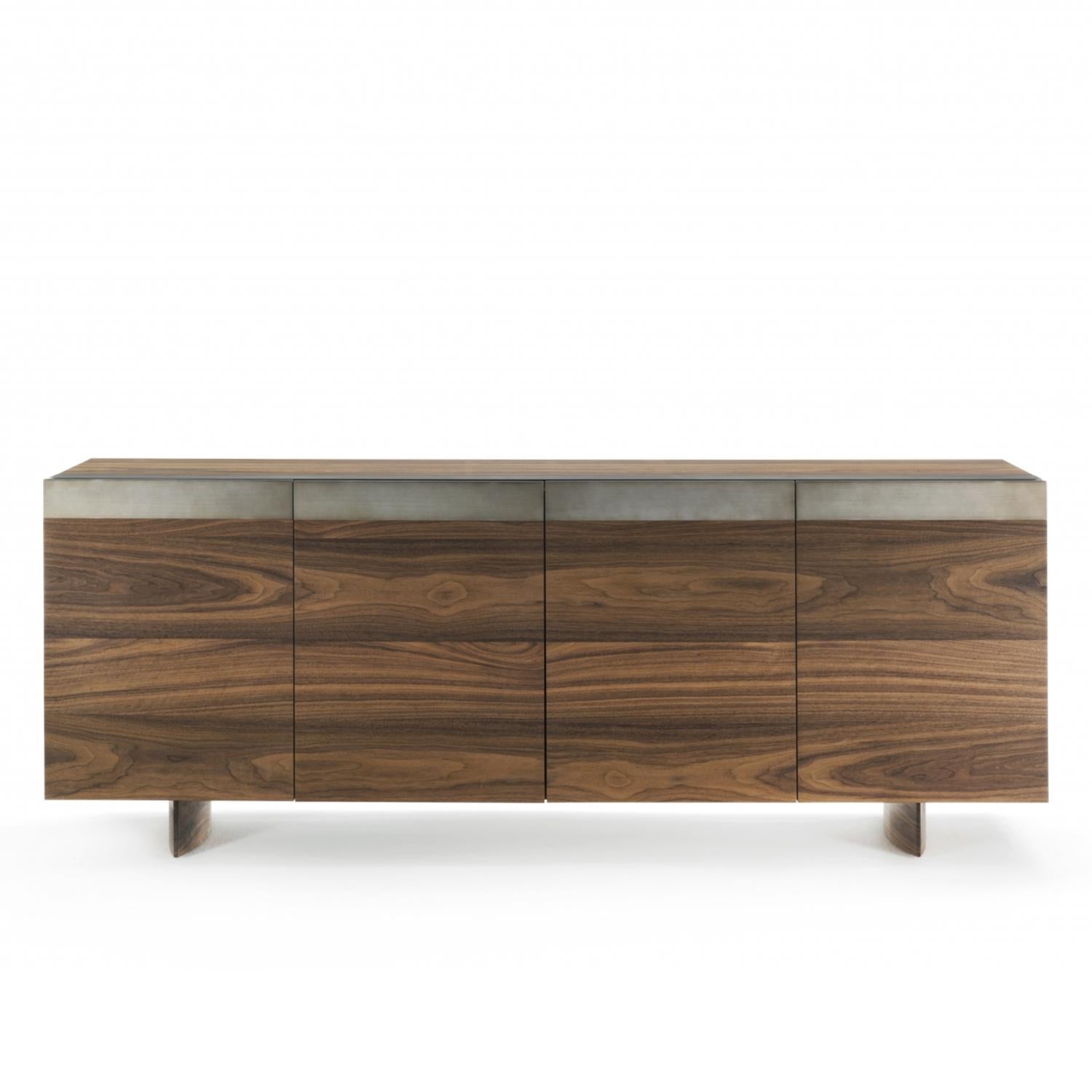 Sideboard all walnut with structure
in solid walnut, without knots. With iron handles
and trim in lacquered iron finish. With 4 doors
and 2 central drawers inside. Treated solid
wood with wax with natural pine extracts.
Also available in oak in