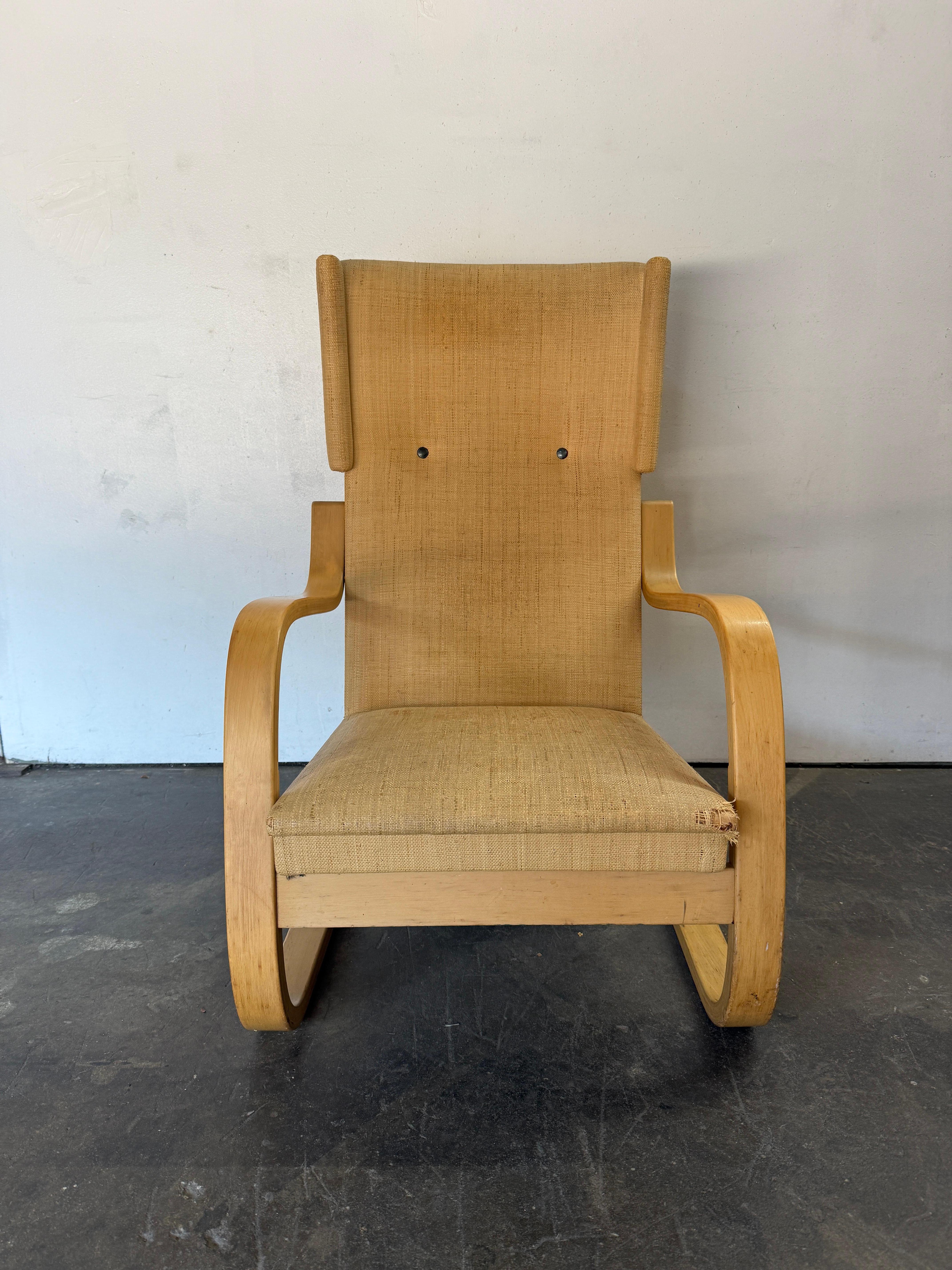 Sillón vintage original Alvar Aalto n.º 401 de Artek, fabricado en Finlandia.
Gran sillón de salón con respaldo modelo 401 diseñado por Alvar Aalto para Artek, Finlandia, 1933. Esta silla se compró en los años 70 a ICF NYC. La silla tiene un armazón