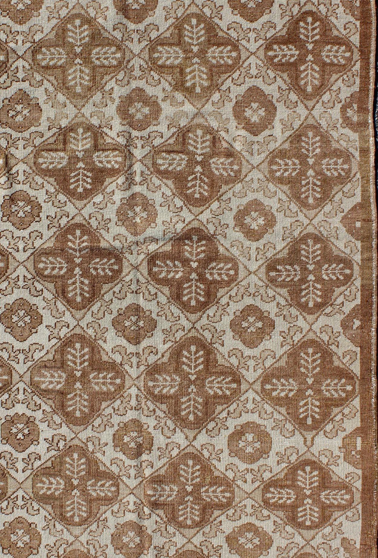 Turco Tappeto Oushak turco vintage con design a fiori e palmette sui toni del marrone in vendita