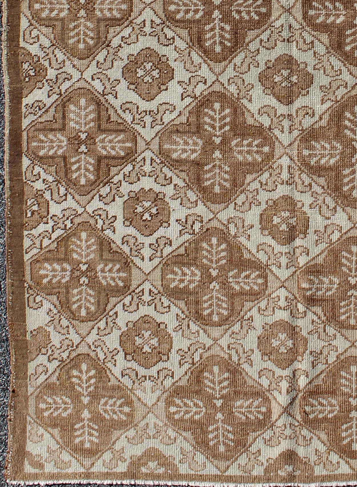 Annodato a mano Tappeto Oushak turco vintage con design a fiori e palmette sui toni del marrone in vendita