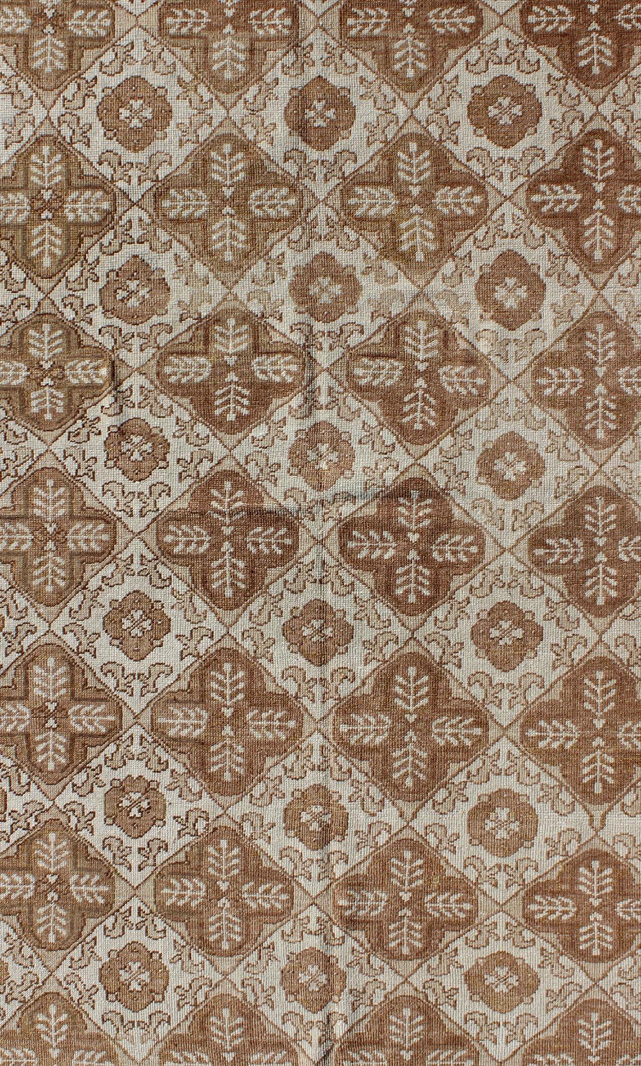 Tappeto Oushak turco vintage con design a fiori e palmette sui toni del marrone In condizioni buone in vendita a Atlanta, GA