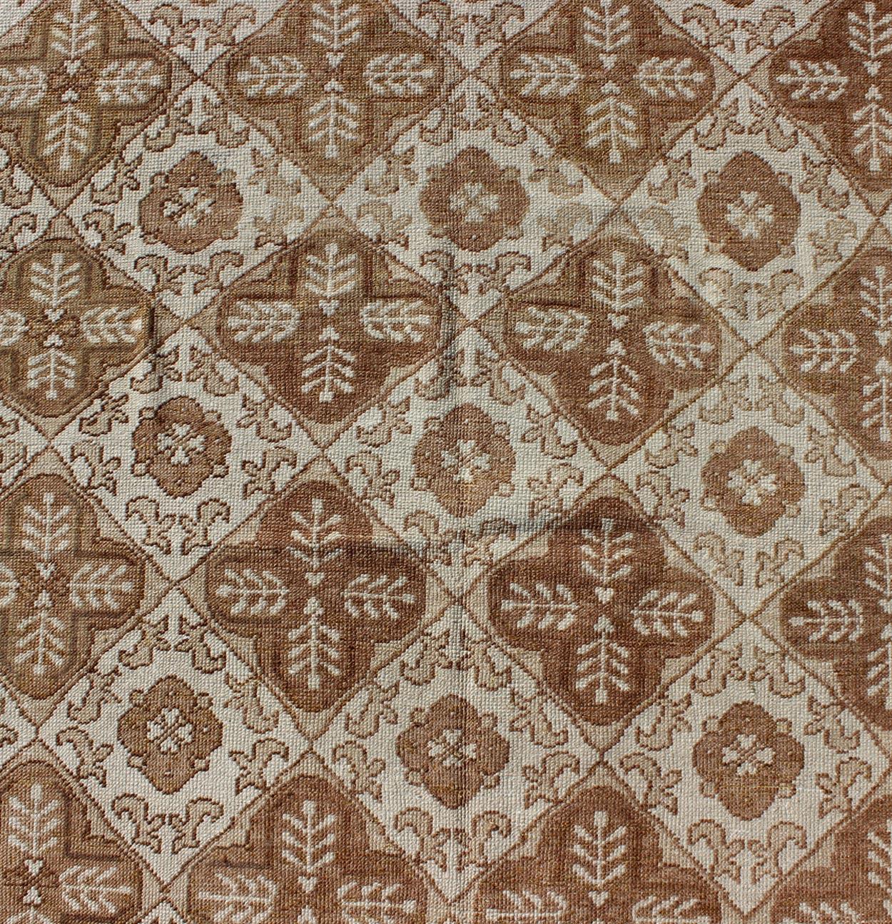 XX secolo Tappeto Oushak turco vintage con design a fiori e palmette sui toni del marrone in vendita