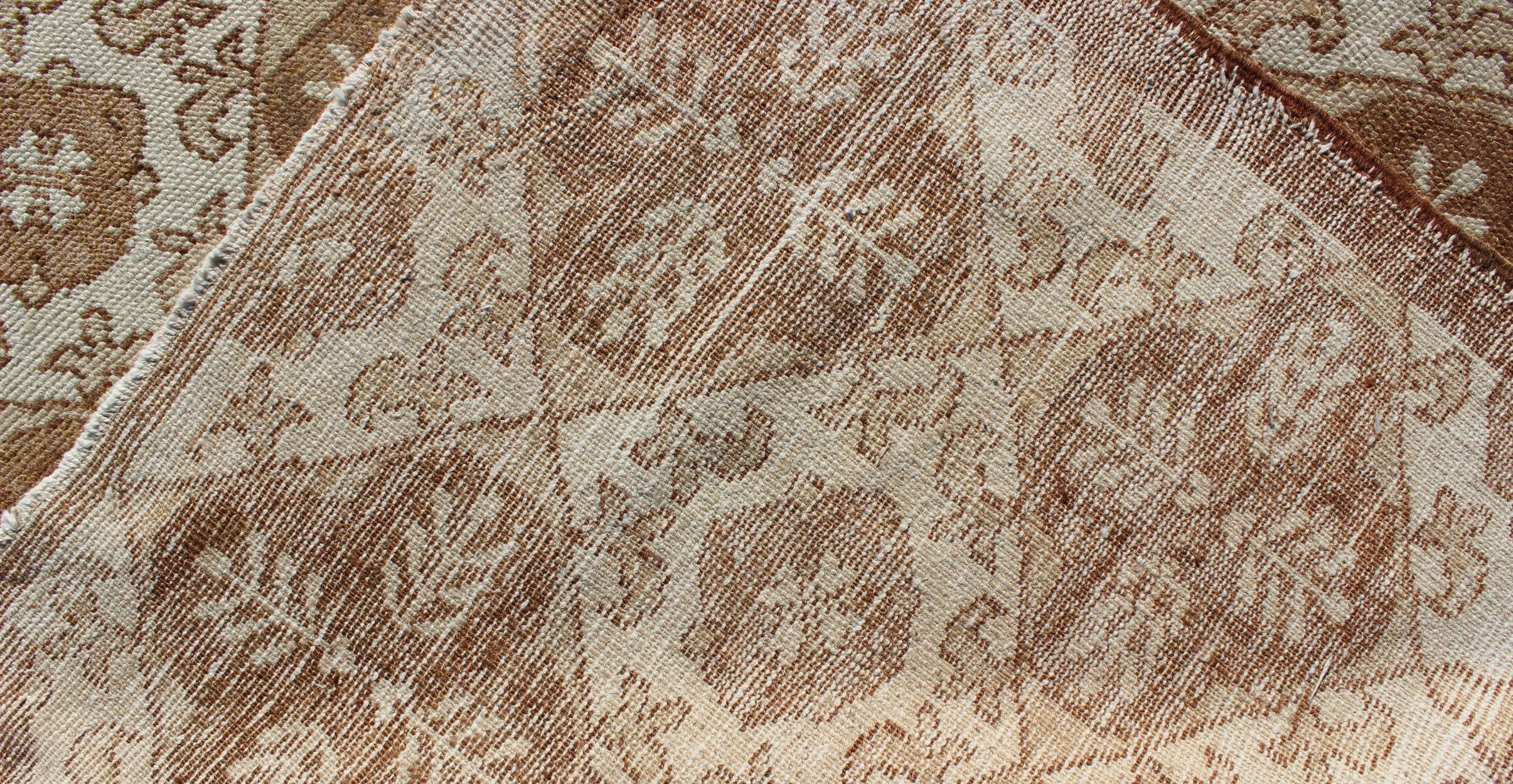 Lana Tappeto Oushak turco vintage con design a fiori e palmette sui toni del marrone in vendita