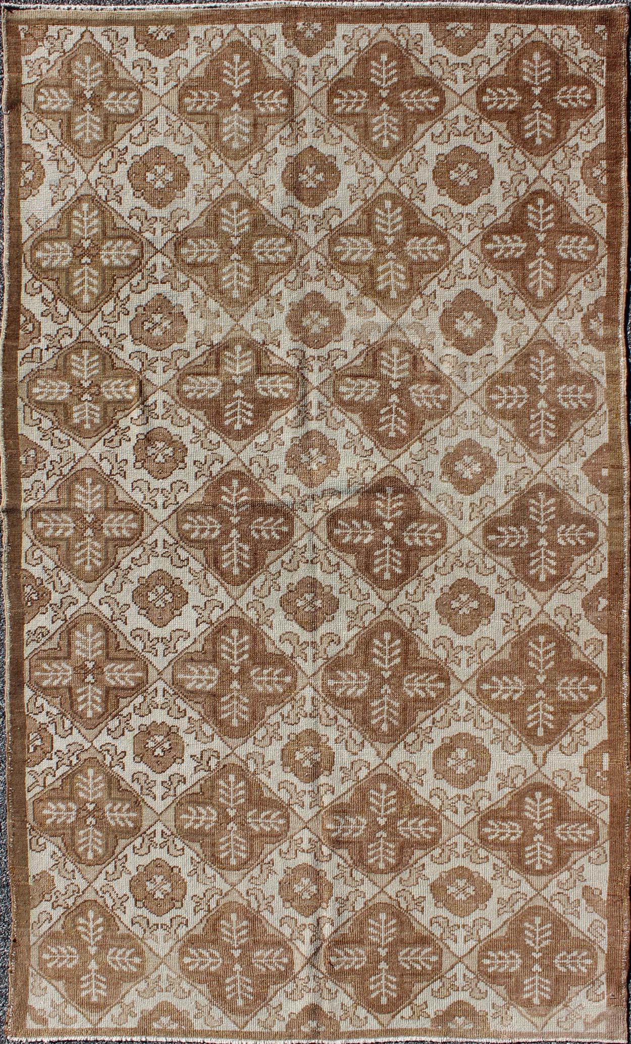 Türkischer Oushak-Teppich in braunen Tönen mit Blütenblatt- und Palmette-Design im Vintage-Stil im Angebot 2