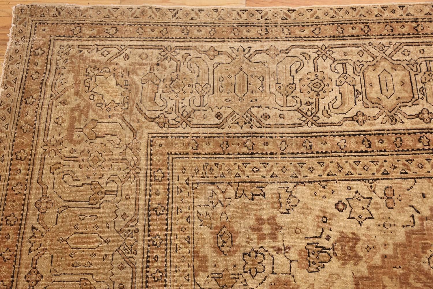 Antique Indian Amritsar Rug. Size: 12 ft 6 in x 14 ft 10 in In Good Condition For Sale In New York, NY
