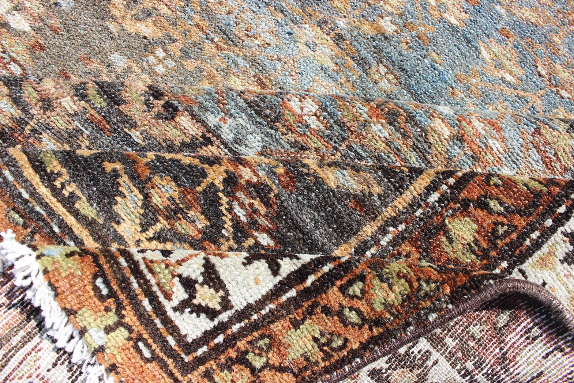 Annodato a mano Runner antico persiano Malayer con design all over in marrone naturale in vendita
