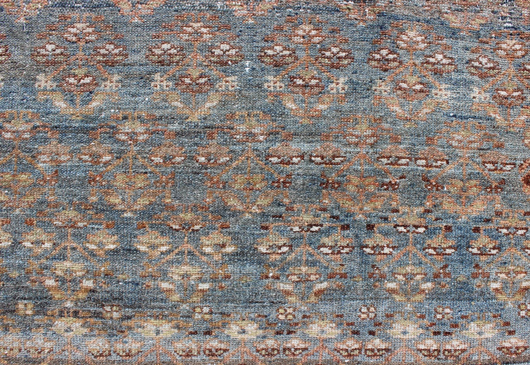 Inizio XX secolo Runner antico persiano Malayer con design all over in marrone naturale in vendita