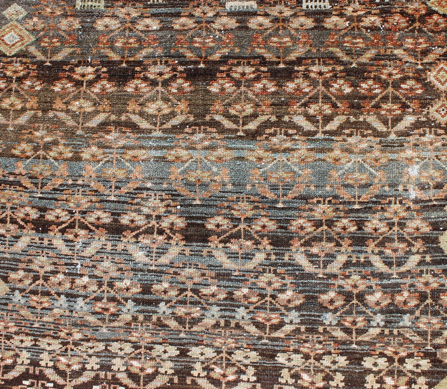 Runner antico persiano Malayer con design all over in marrone naturale in vendita 1