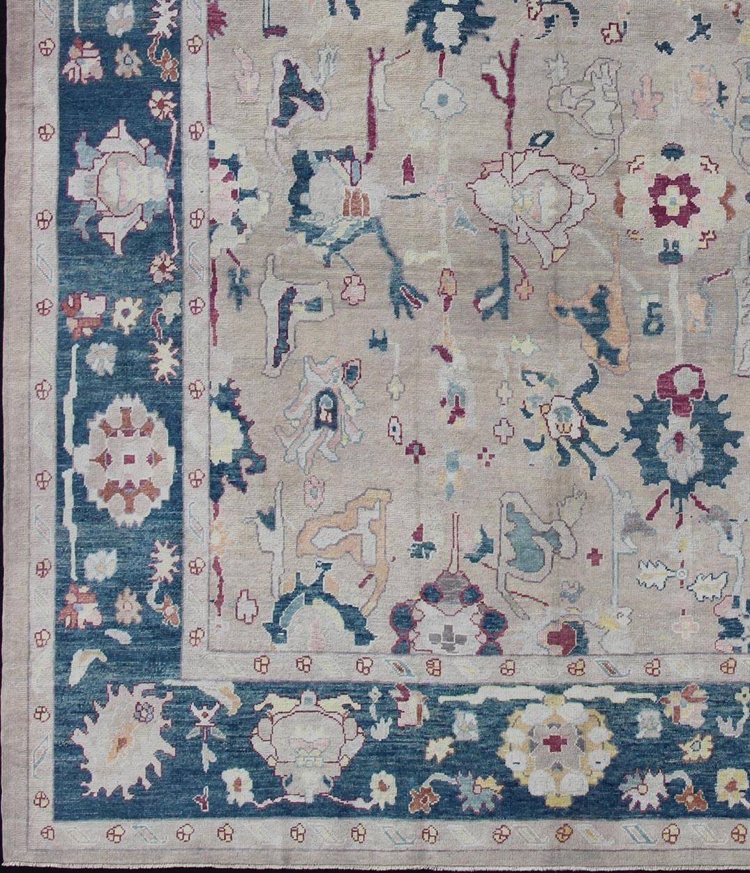 Oushak-Teppich aus der Türkei mit floralem Blüten-Allover-Muster in Grau-, Blau-, Elfenbein- und Rottönen. Keivan Woven Arts /  Läufer EN-176142, Herkunftsland oder Typ: Türkei 
/ Ouschak
Maße: 12'3 x 16'1.
Dieser auffällige türkische Oushak-Teppich