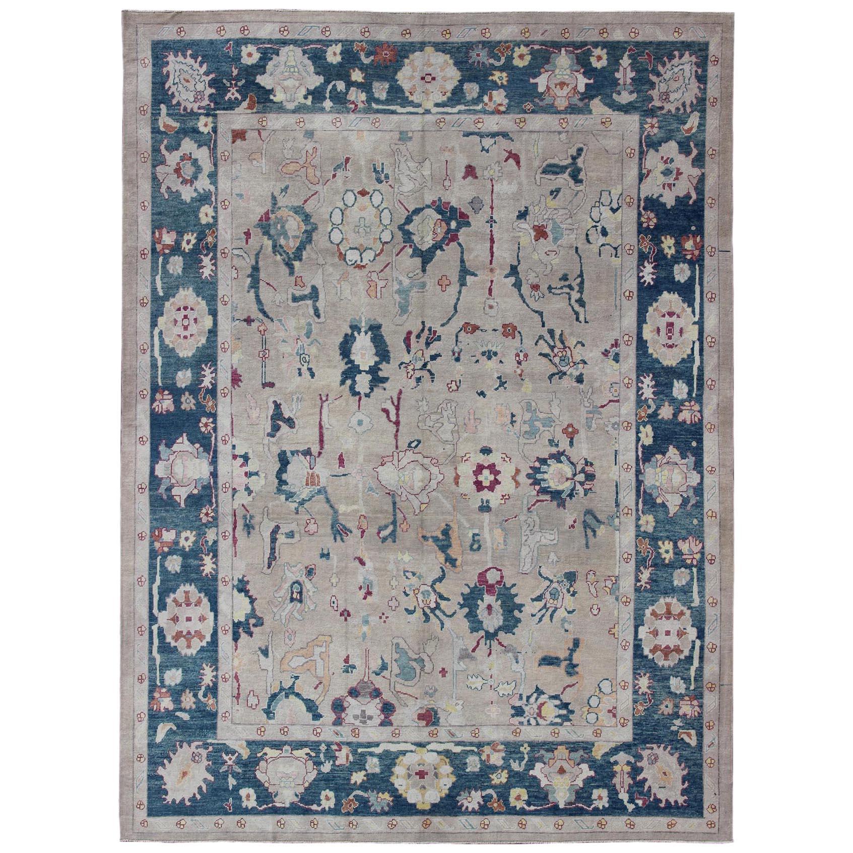 Tappeto Oushak turco con design all-over blu reale e grigio con accenni di rosso
