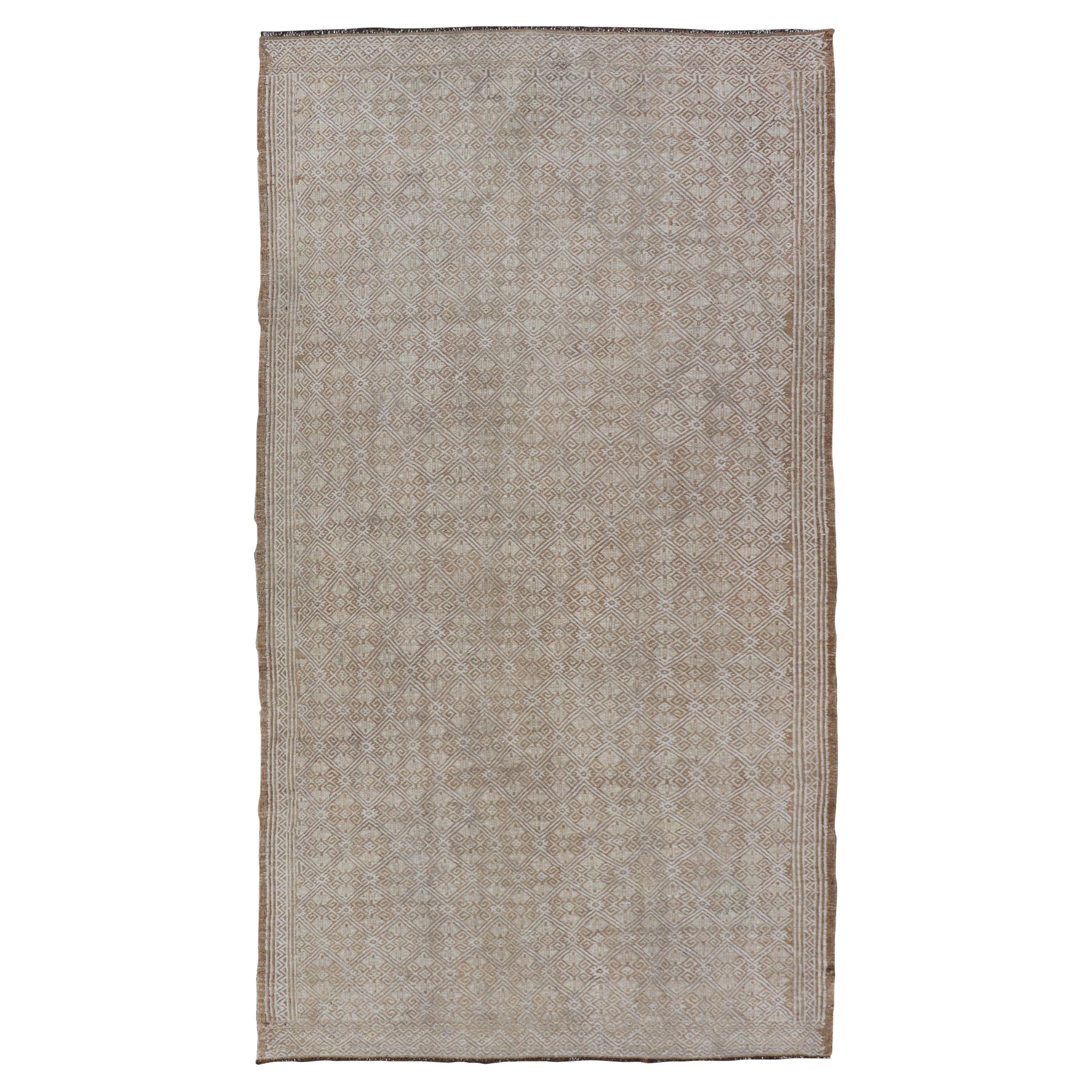 Türkischer Vintage-Kelim-Teppich in Hellbraun, Taupe und Erdtönen im All-Over-Design