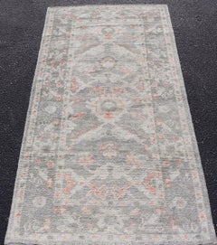 Türkischer Oushak-Teppich mit floralem All-Over-Design in sanften Grau- und Blush-Tönen