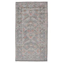 Türkischer Oushak-Teppich mit floralem All-Over-Design in sanften Grau- und Blush-Tönen