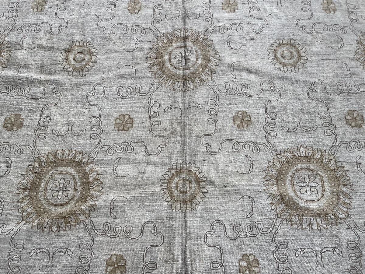 Dieses All-Over-Khotan-Muster ist eine Übergangslösung für ein Teppichmuster, das seit Jahrhunderten in Gebrauch ist. Eine Kombination aus Blumen- und Wirbelmustern, die von einer kleinen, unifarbenen Umrandung eingerahmt wird, sorgt für ein