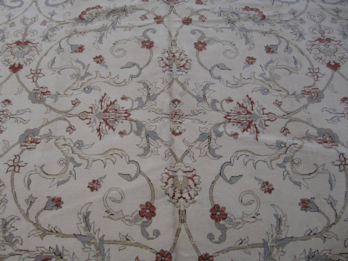 L'accattivante motivo floreale all-over dal layout tradizionale fa risaltare questo tappeto European Design. I colori beige, blu, avorio, ruggine e rosa si abbinano bene con il legno e le finiture metalliche del soggiorno, della sala da pranzo o
