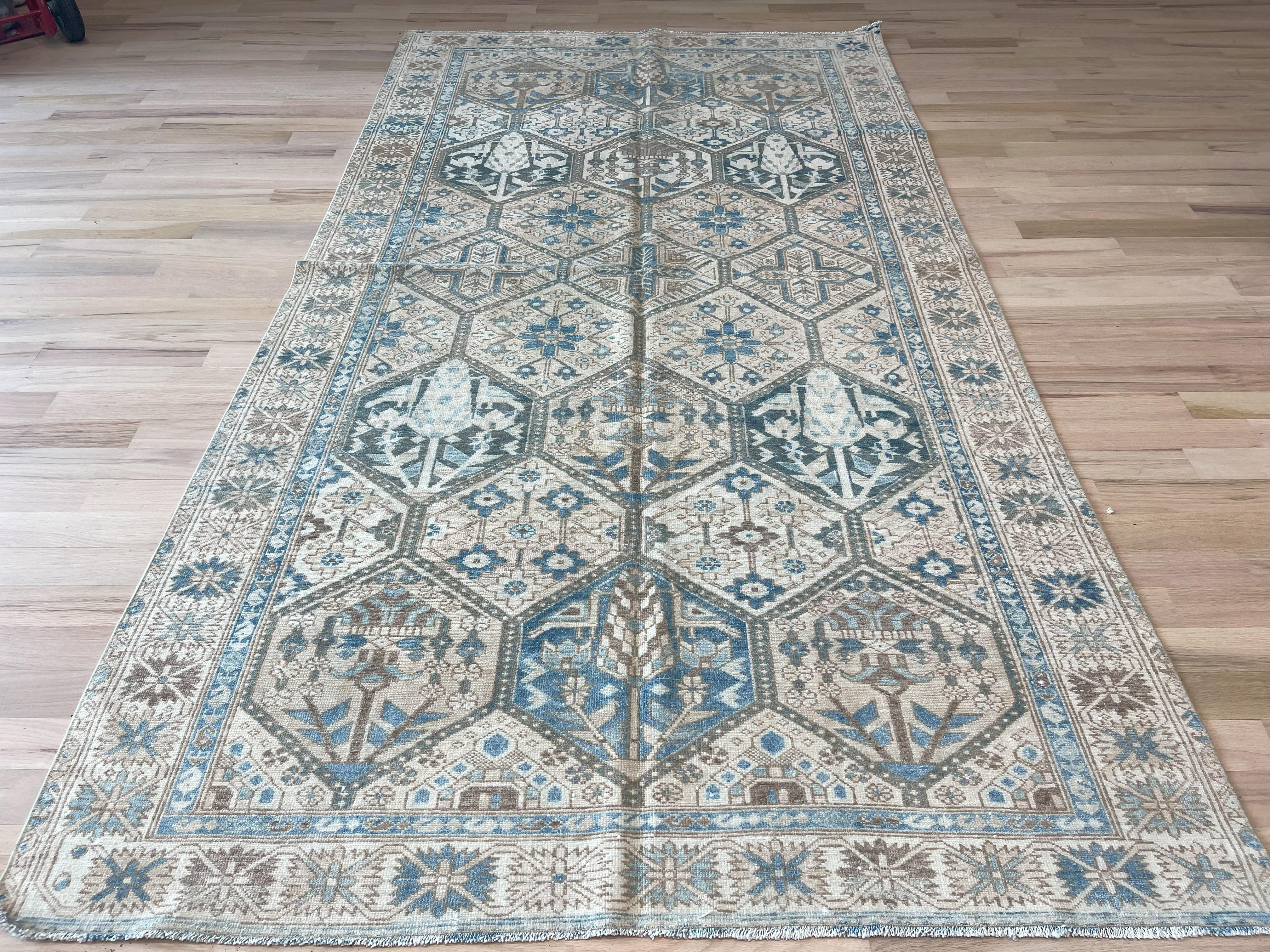 Tapis persan Bakhtiari semi-ancien à design géométrique All-Over Bon état - En vente à West Hollywood, CA