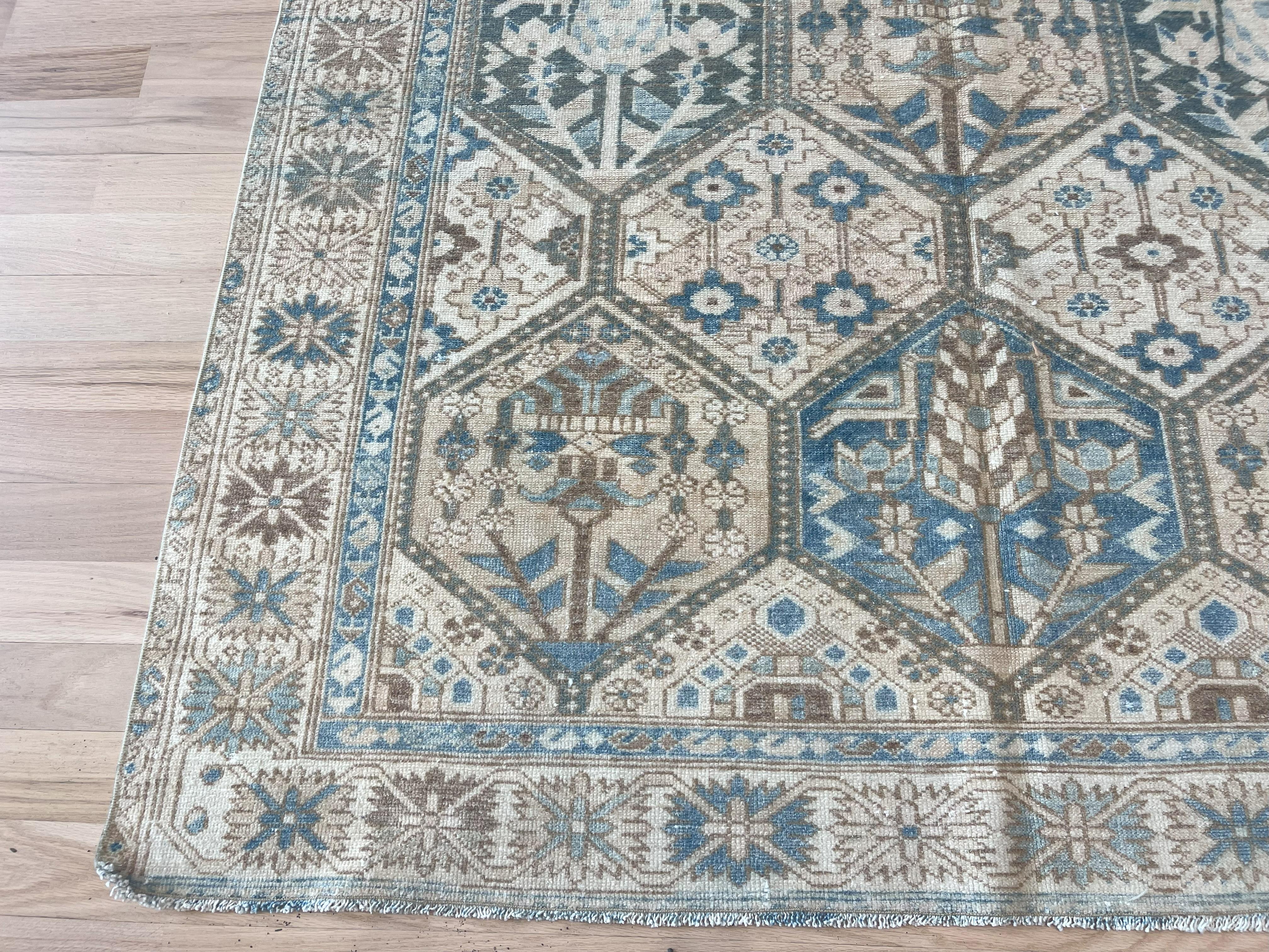Milieu du XXe siècle Tapis persan Bakhtiari semi-ancien à design géométrique All-Over en vente