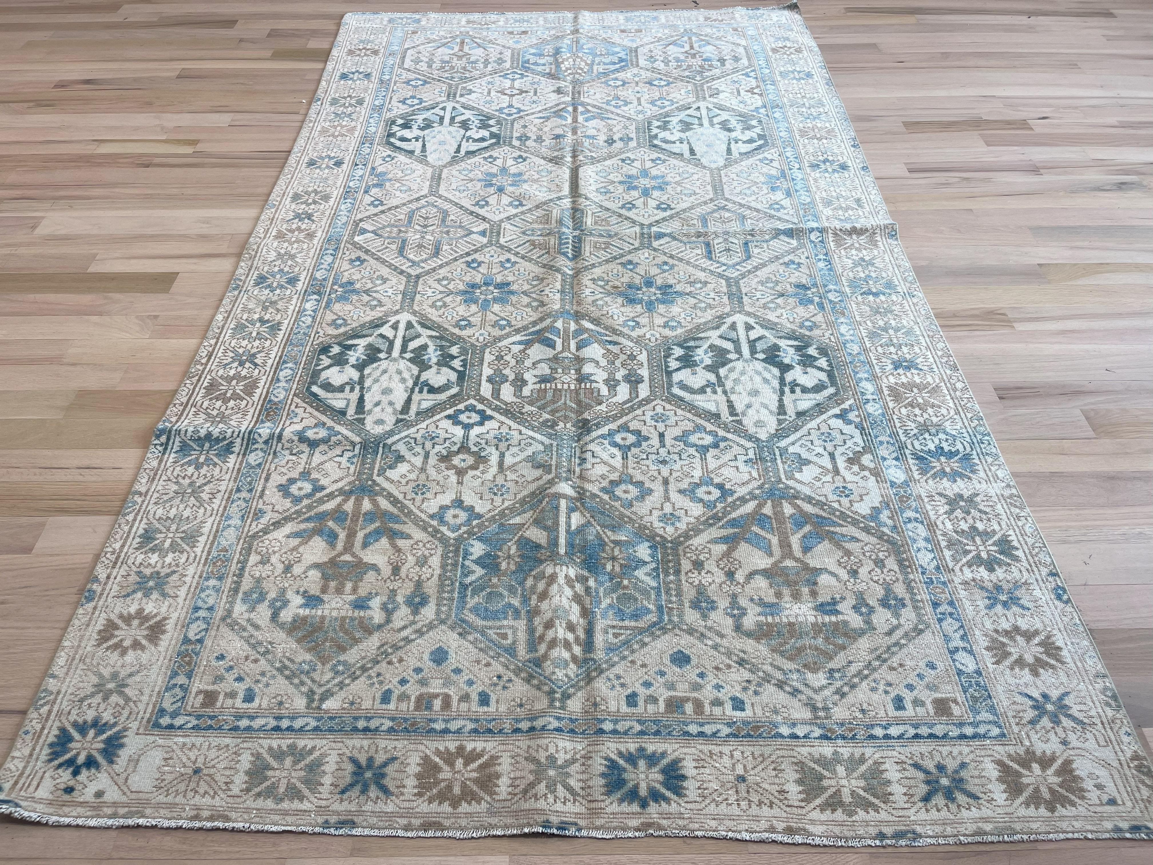 Tapis persan Bakhtiari semi-ancien à design géométrique All-Over en vente 1