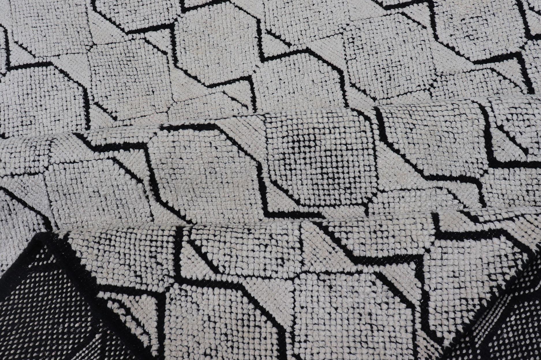 All-Over Geometric Modern Large Rug in Ivory and Black For Sale 3
