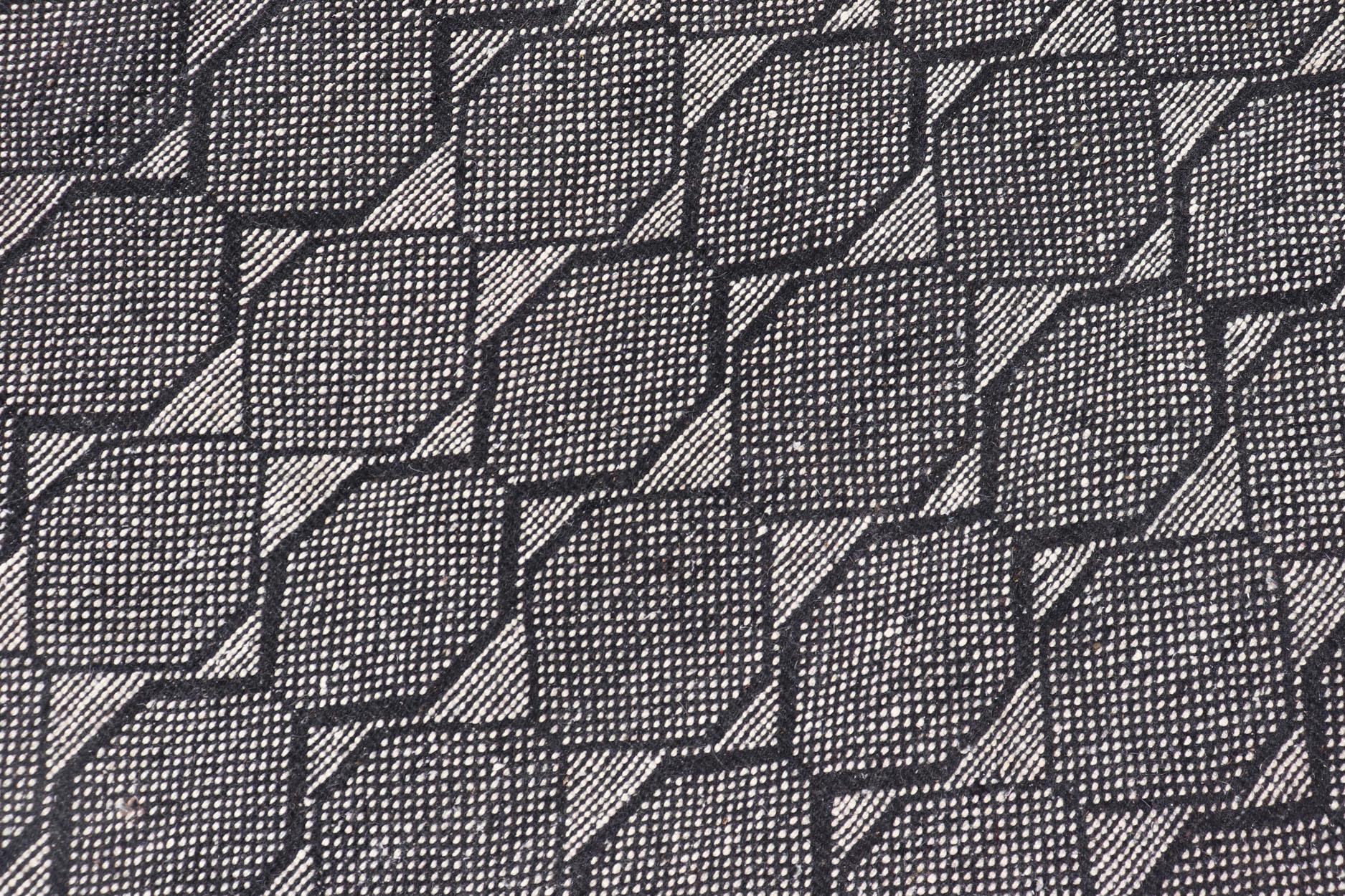 All-Over Geometric Modern Large Rug in Ivory and Black For Sale 4