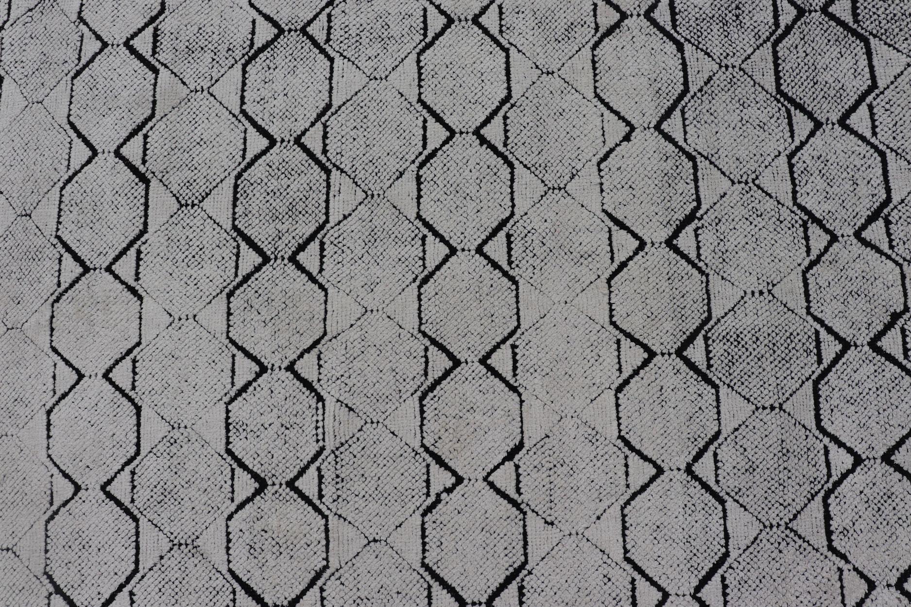 All-Over Geometric Modern Large Rug in Ivory and Black For Sale 1