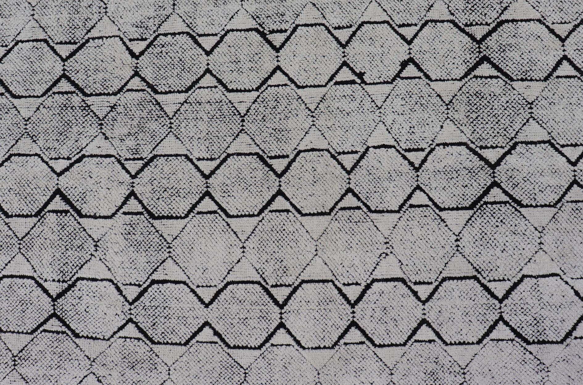 All-Over Geometric Modern Large Rug in Ivory and Black For Sale 2