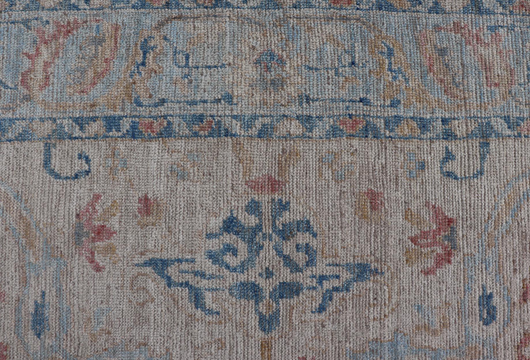 Handgeknüpfter Oushak-Teppich in Elfenbein- und Blautönen mit arabischem Design im Angebot 6
