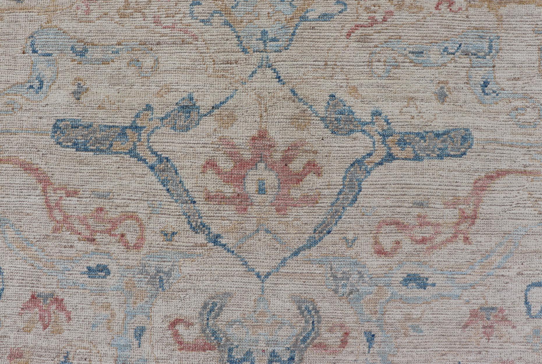 Handgeknüpfter Oushak-Teppich in Elfenbein- und Blautönen mit arabischem Design im Angebot 2