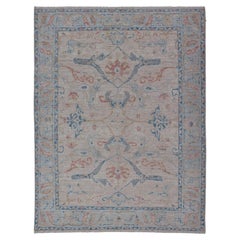 Handgeknüpfter Oushak-Teppich in Elfenbein- und Blautönen mit arabischem Design