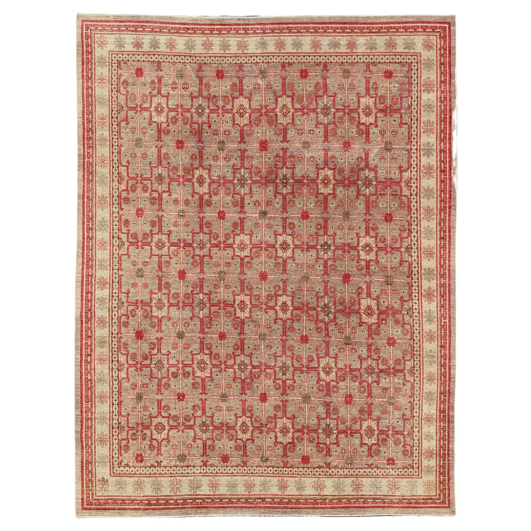 Tapis Khotan à motifs sur toute sa surface, fond gris clair et framboise