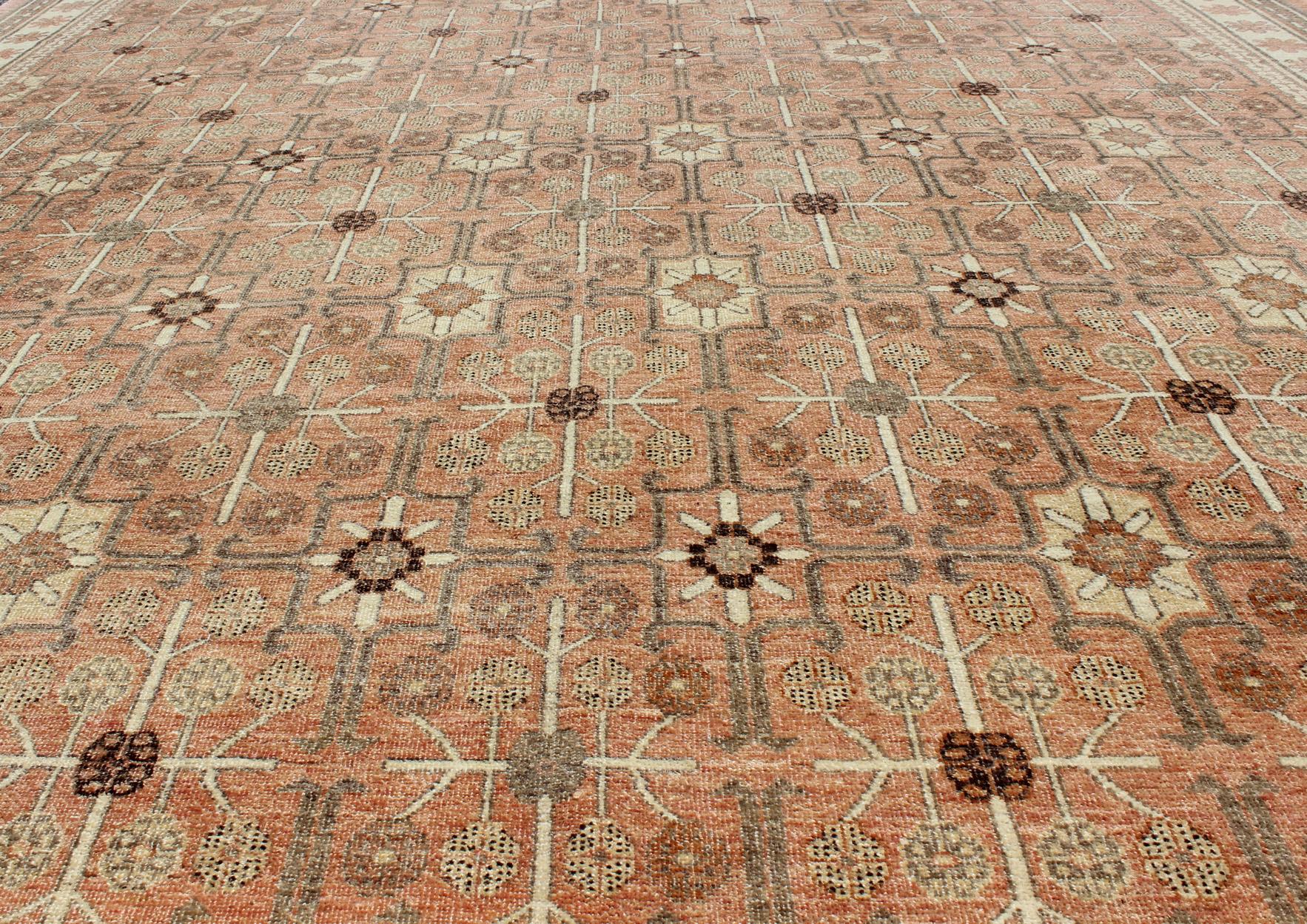Alfombra Khotan de diseño integral con fondo mandarina claro by Keivan Woven Arts Anudado a mano en venta
